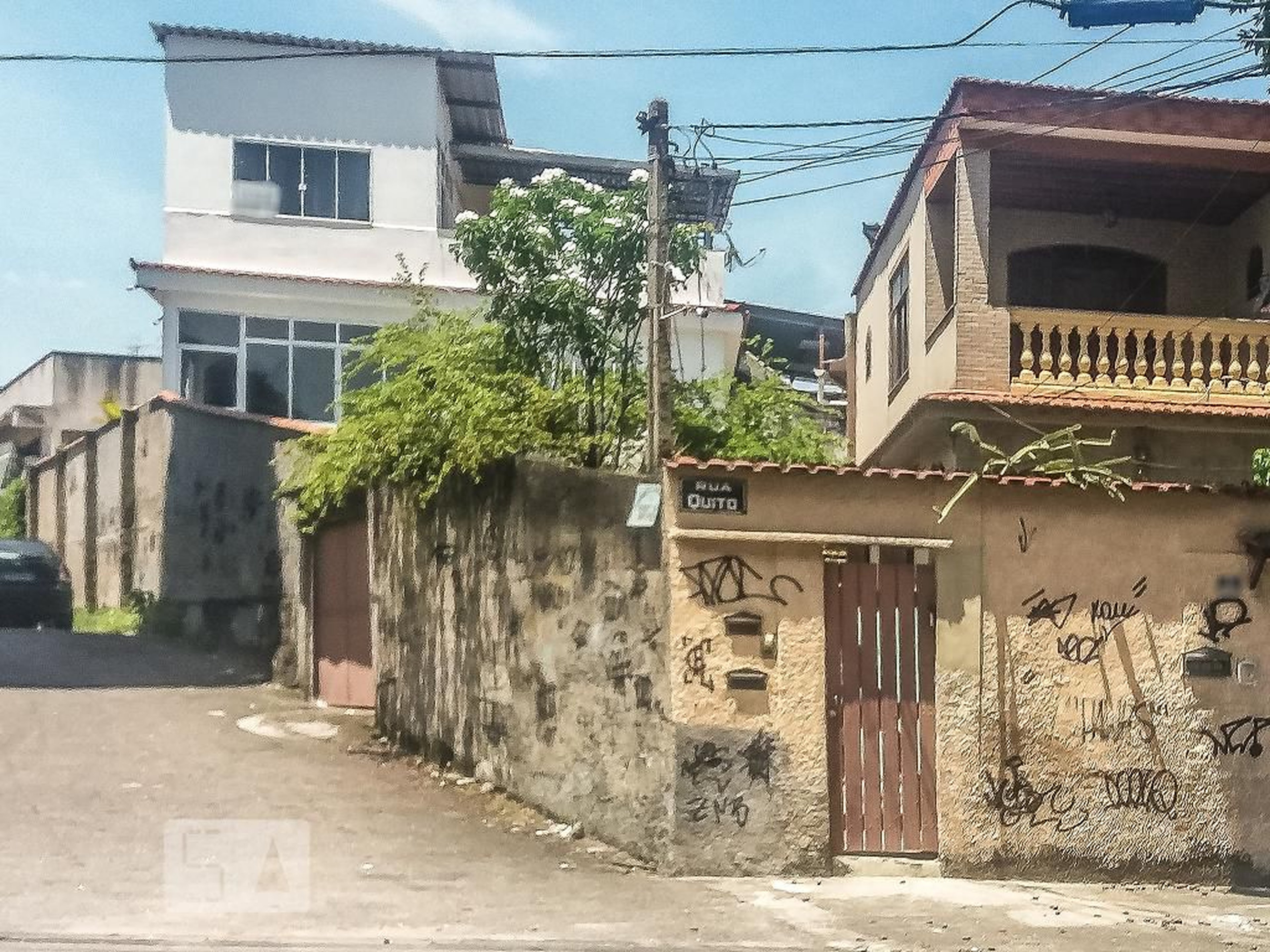 Fachada Condomínio em Rua Quito, 1
