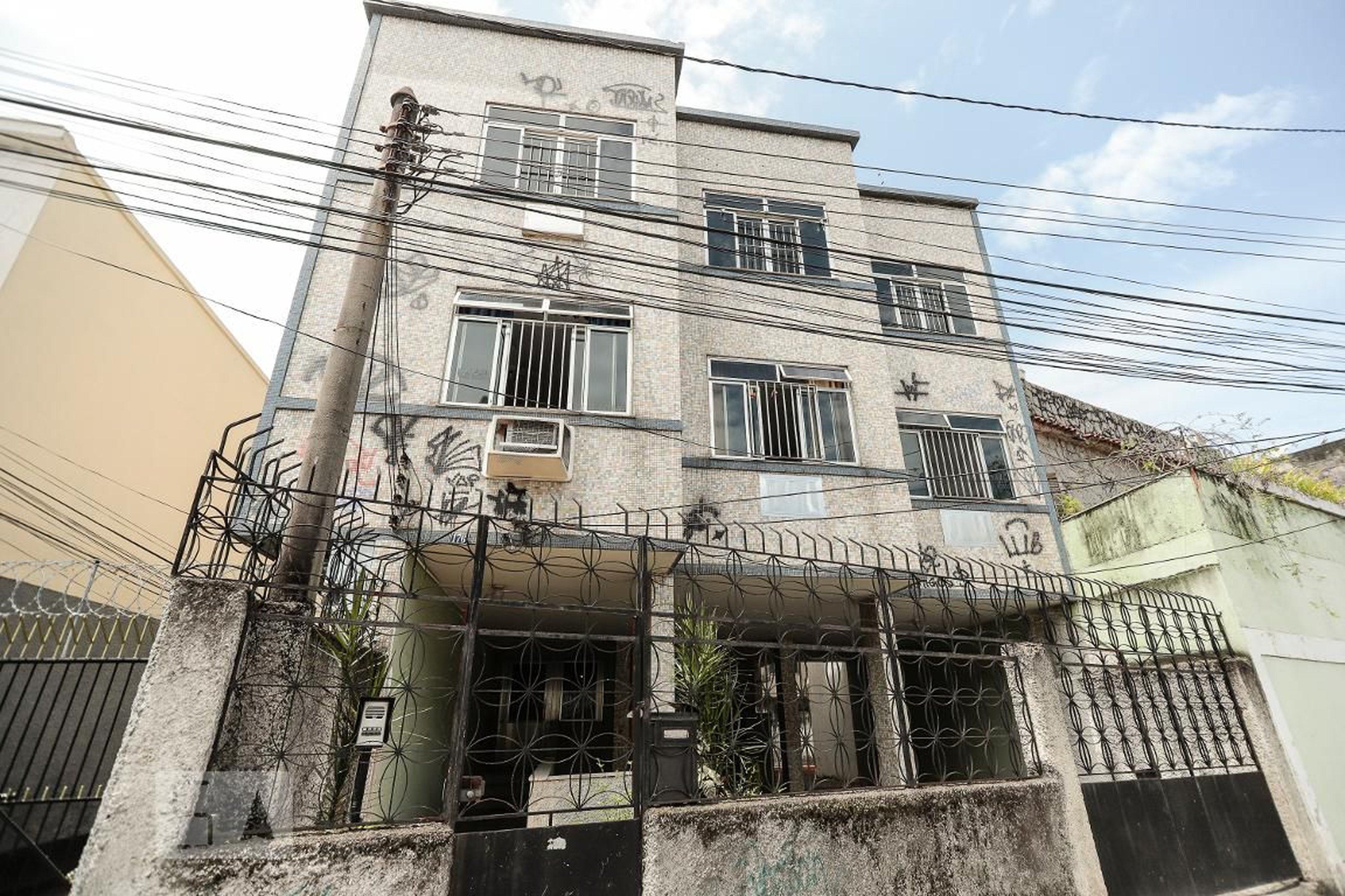 Fachada Condomínio em Rua Daniel Carneiro, 176