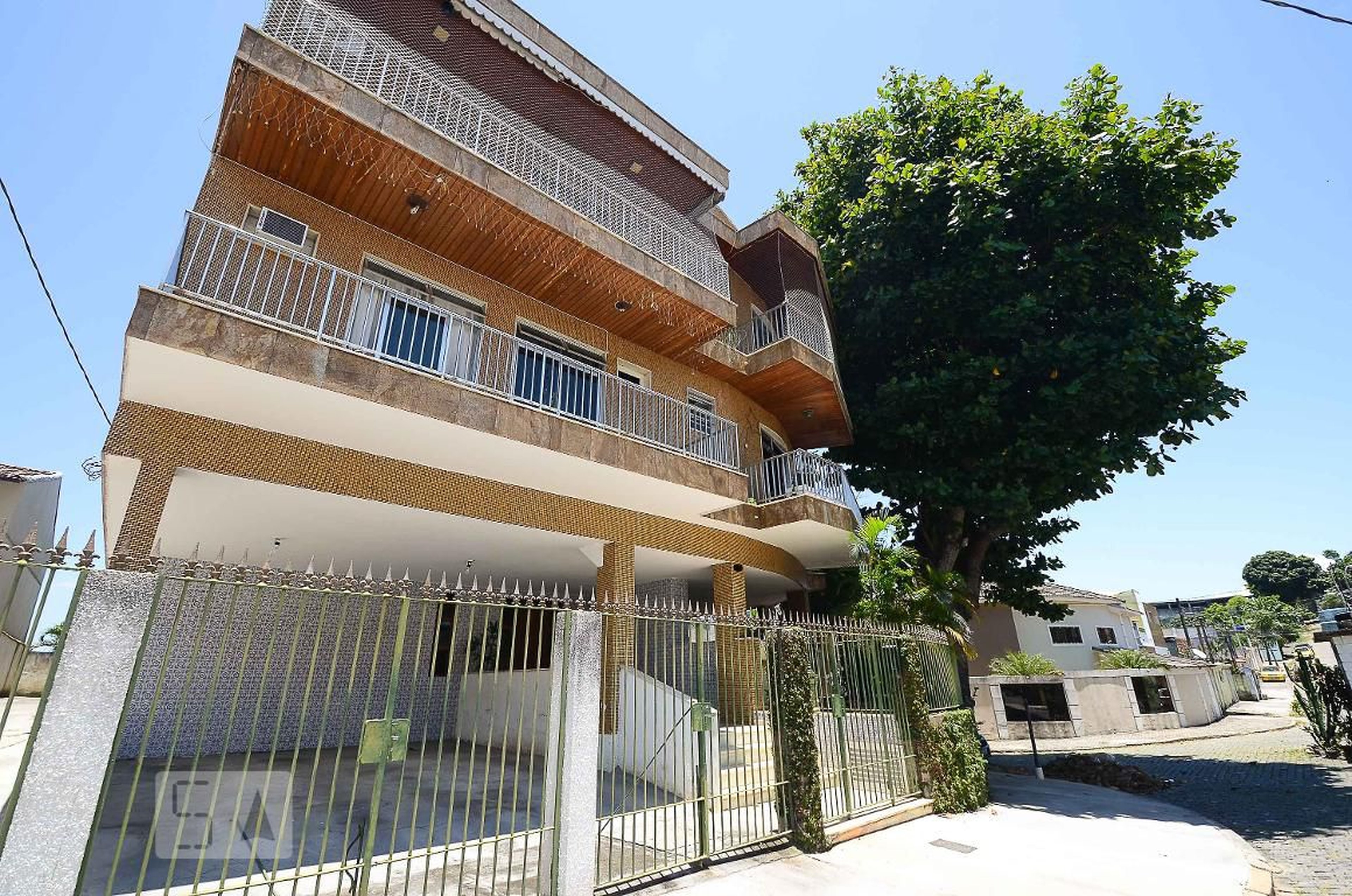 Fachada Condomínio em Rua Santo Ambrósio de Sena, 10