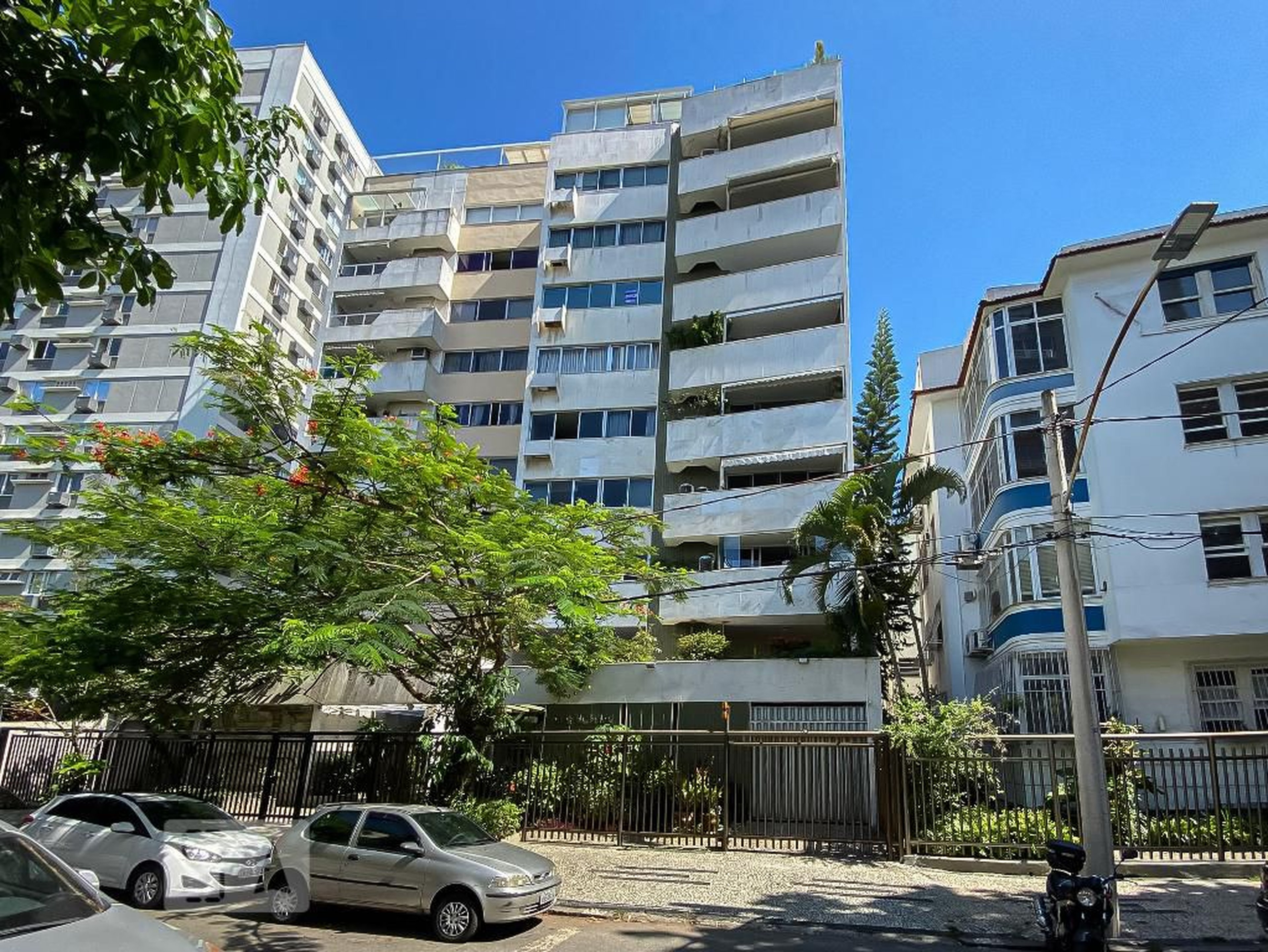 Fachada Condomínio em Rua Desembargador Alfredo Rússel, 185