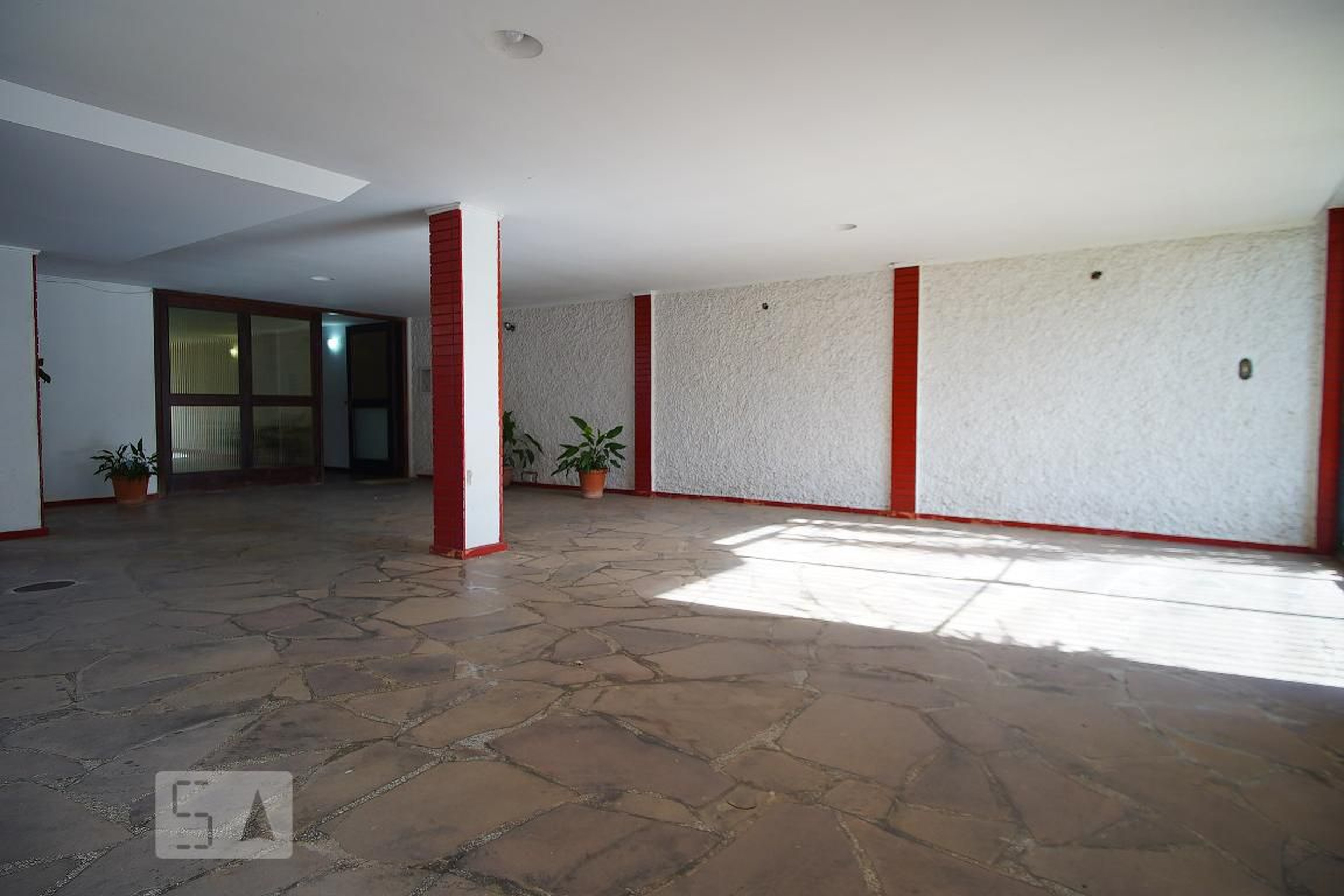 Hall de Entrada Condomínio em Rua Professor Cristiano Fischer, 312