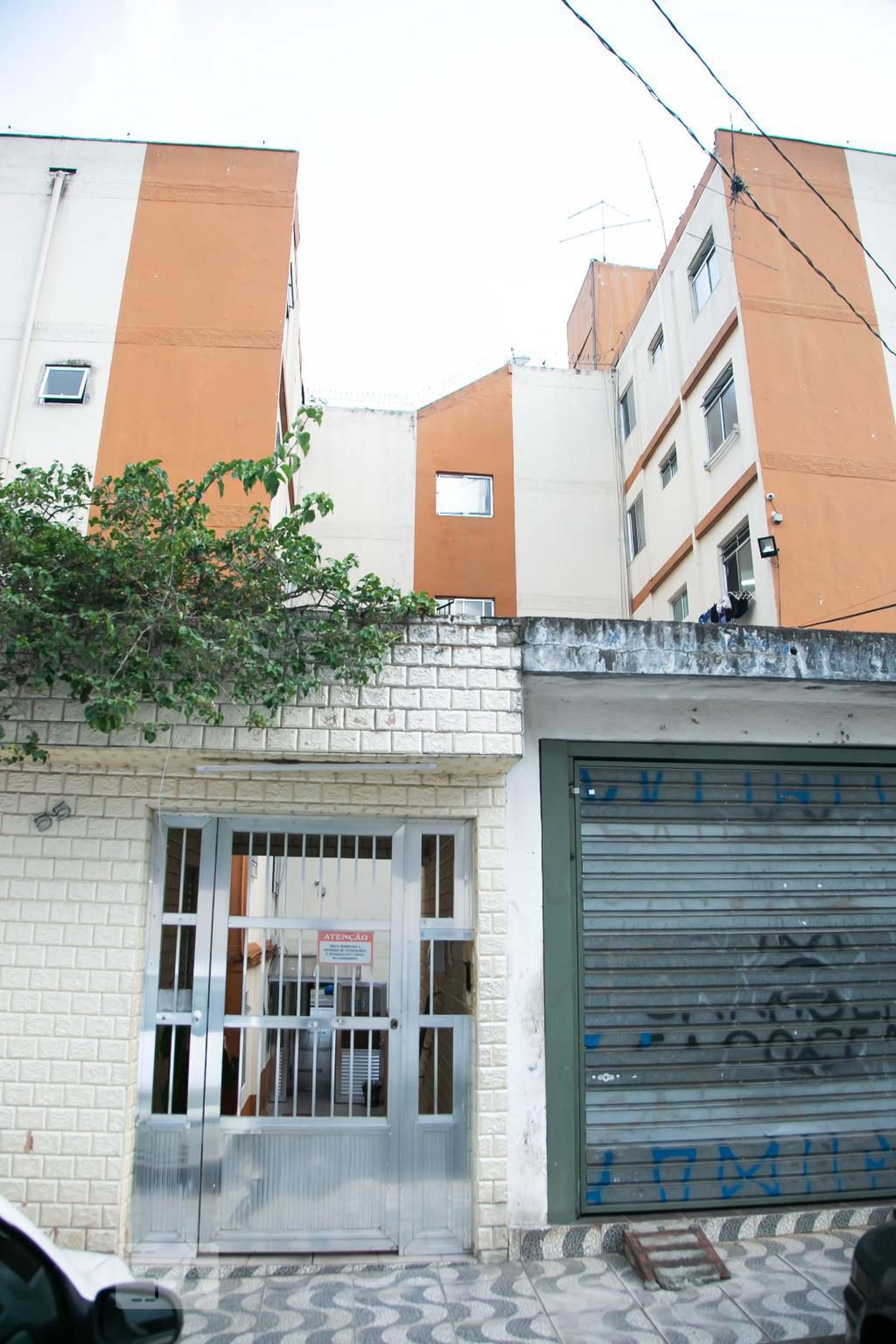 Fachada do Condomínio Condomínio em Rua Ângelo Bini, 55