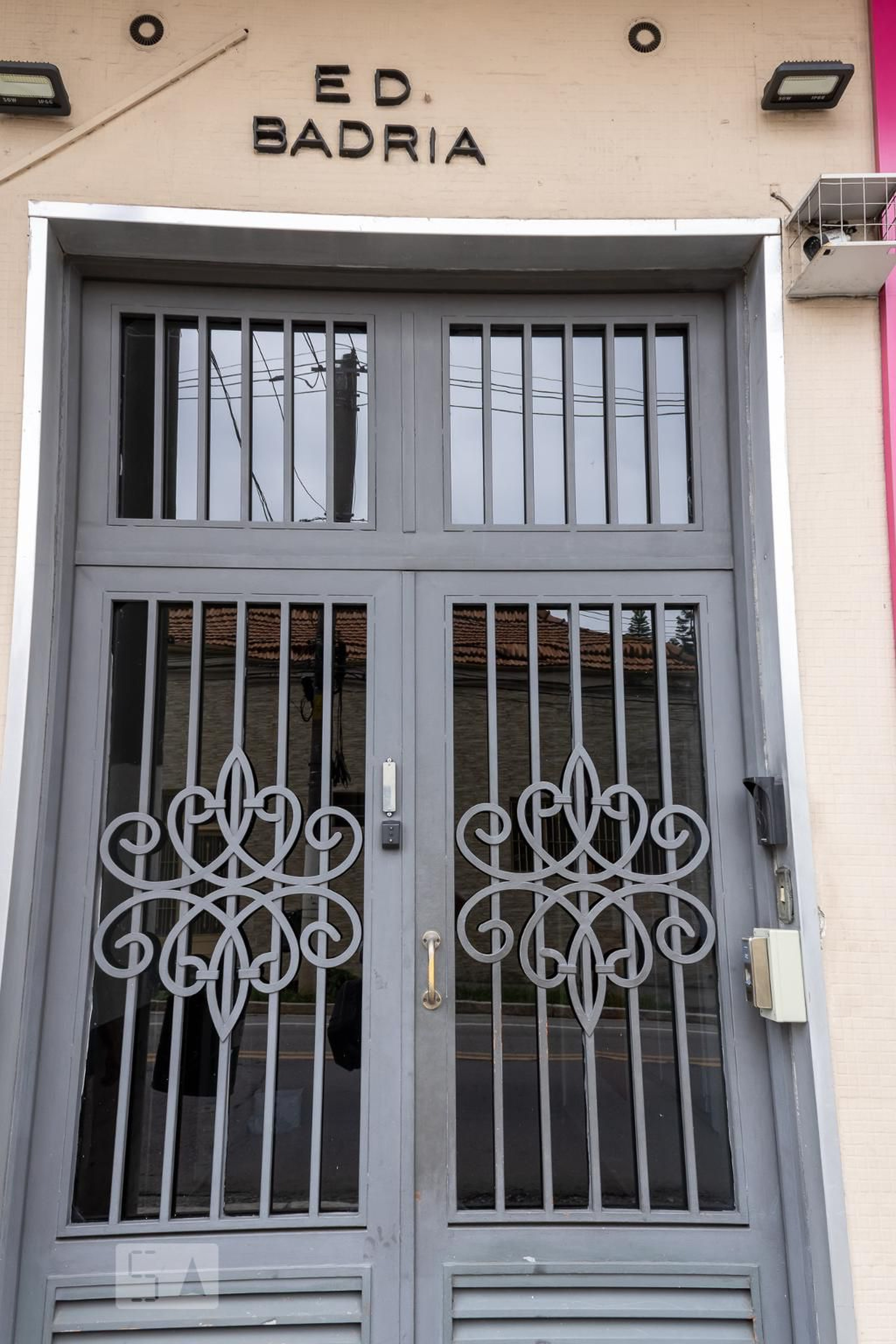 Fachada do Condomínio Condomínio Badria