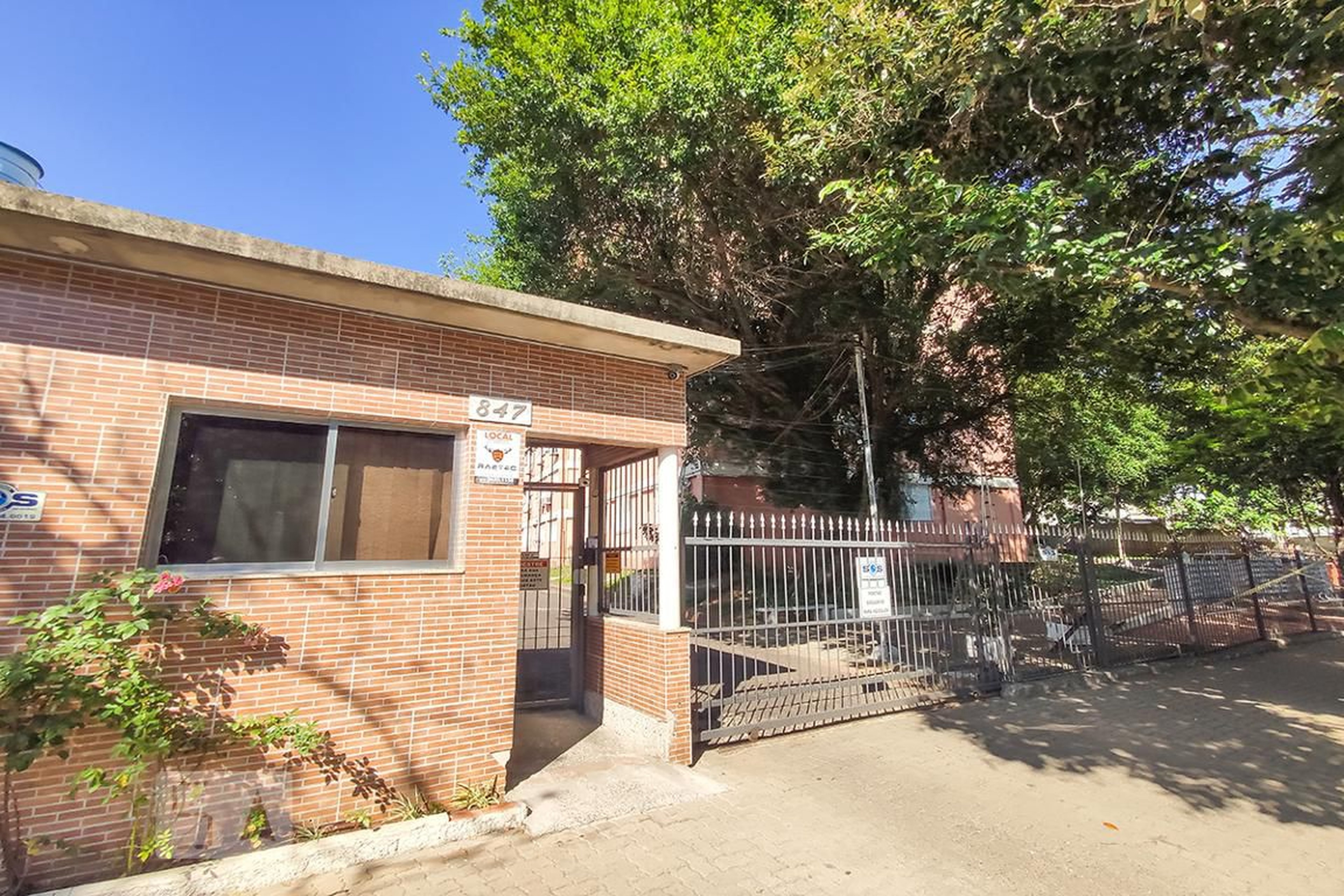 Fachada do Condomínio Condomínio em Rua Alberto Scherer, 711