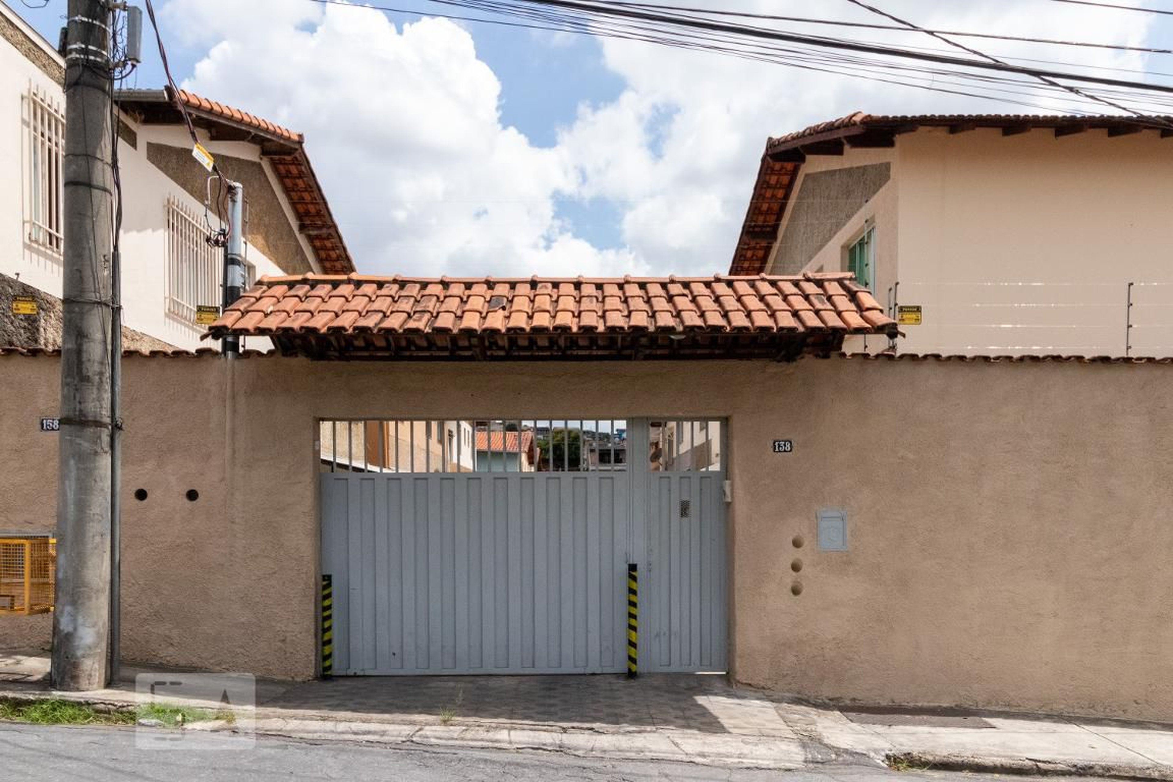 Fachada do Condomínio Condomínio em Rua Coqueiro, 138