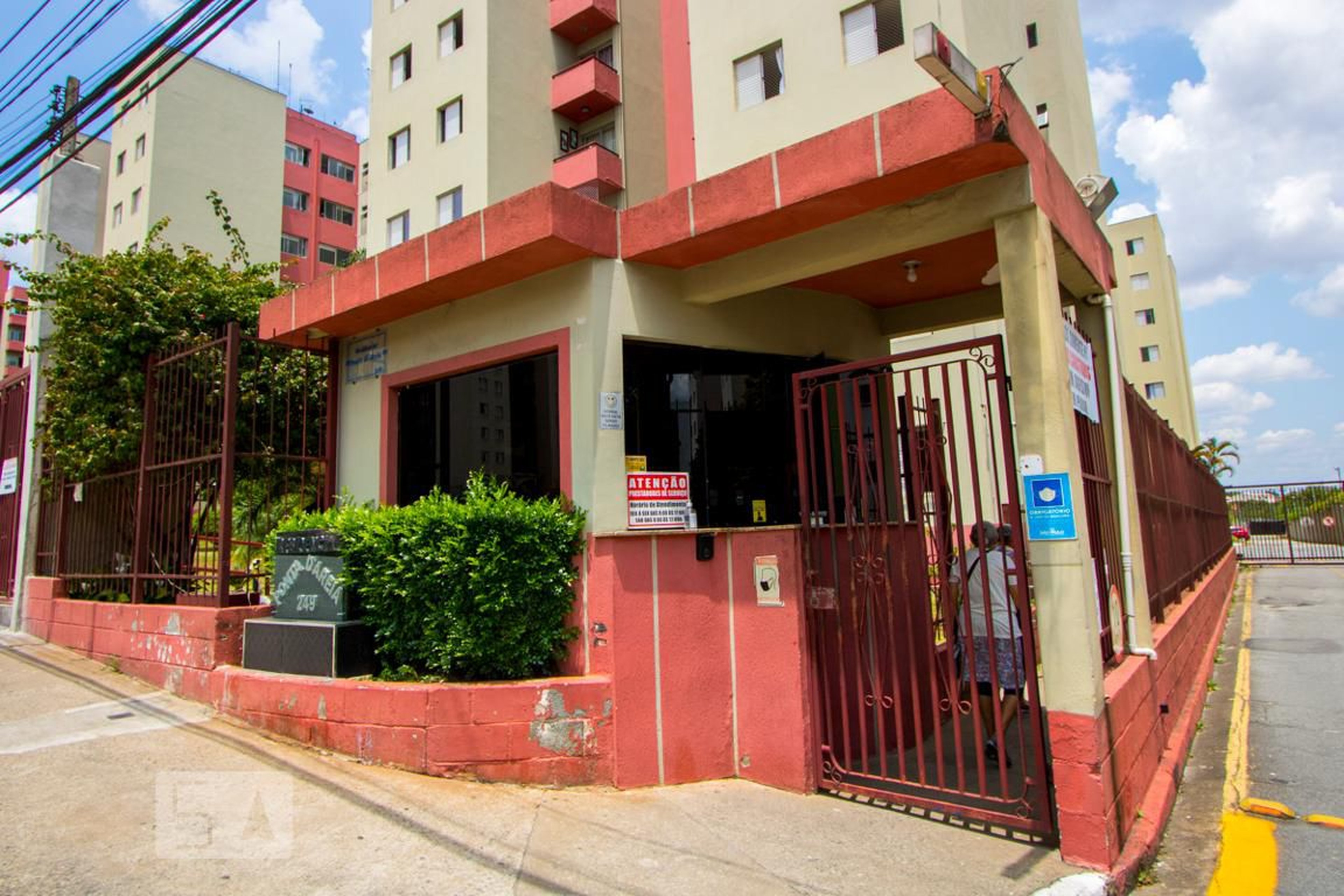 Fachada Condomínio em Rua Valdemar Celestino da Silva, 0