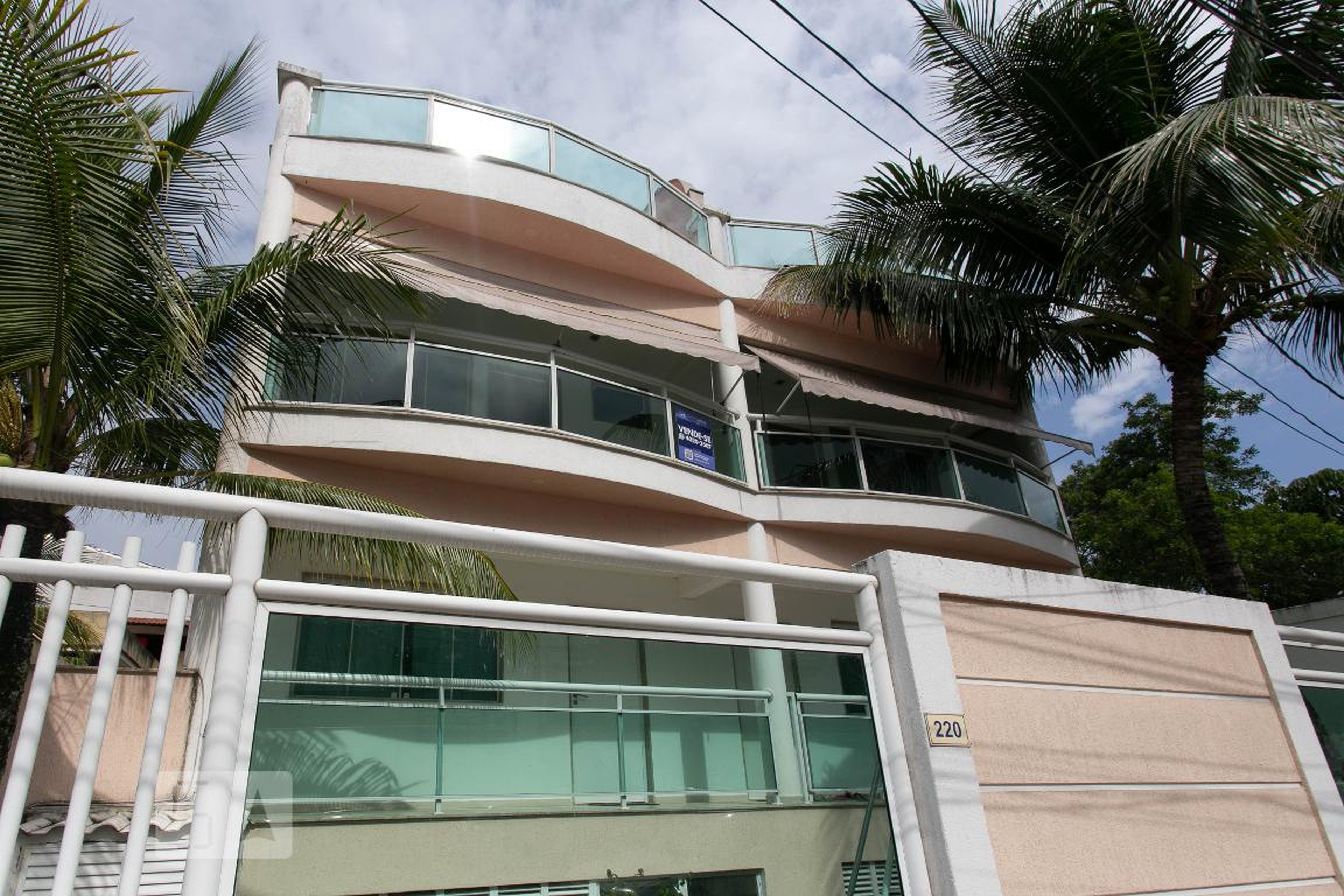 Fachada Condomínio em Rua R Bandeirantes, 220
