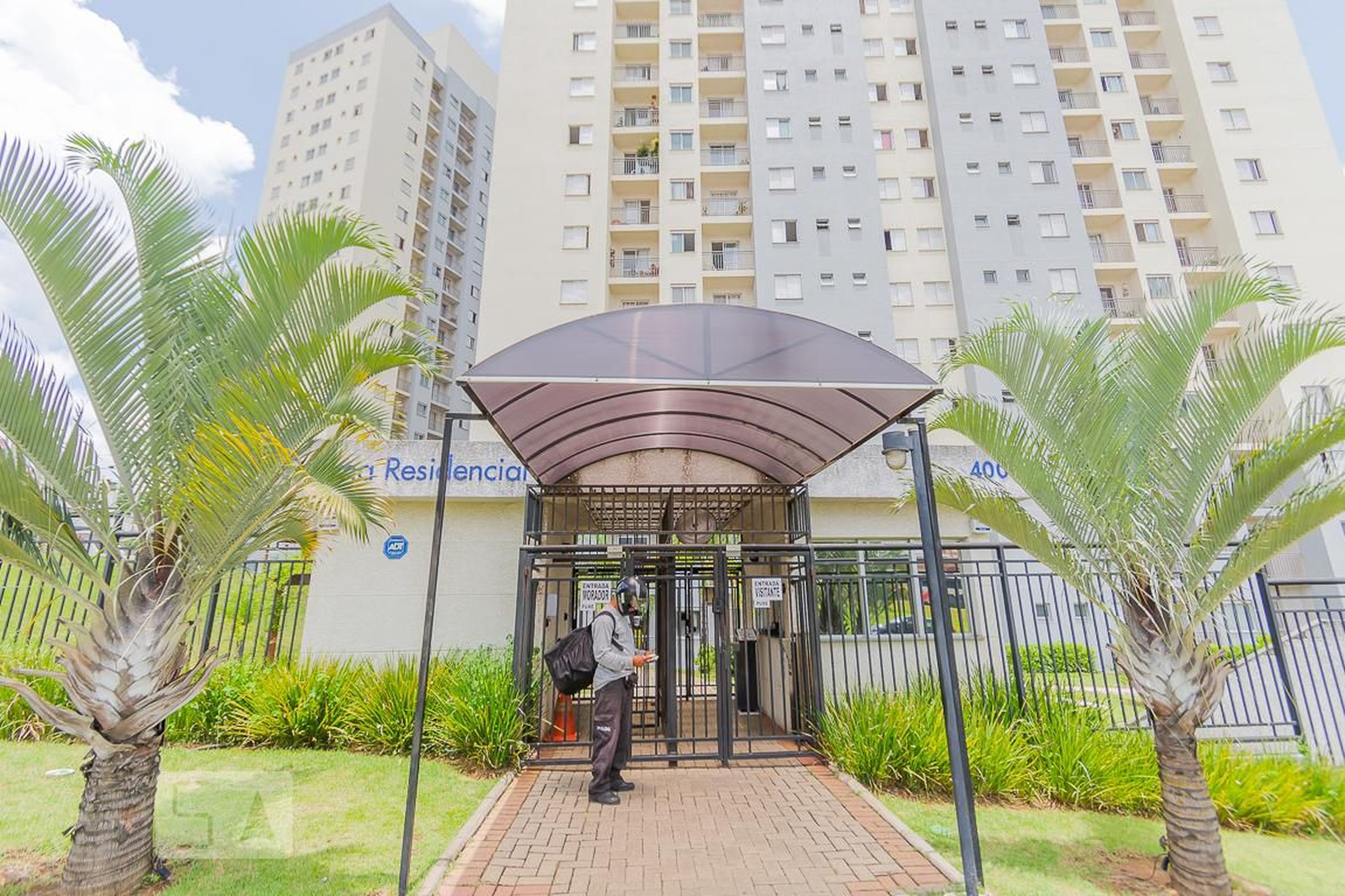 Fachada do Condomínio Condomínio Poema