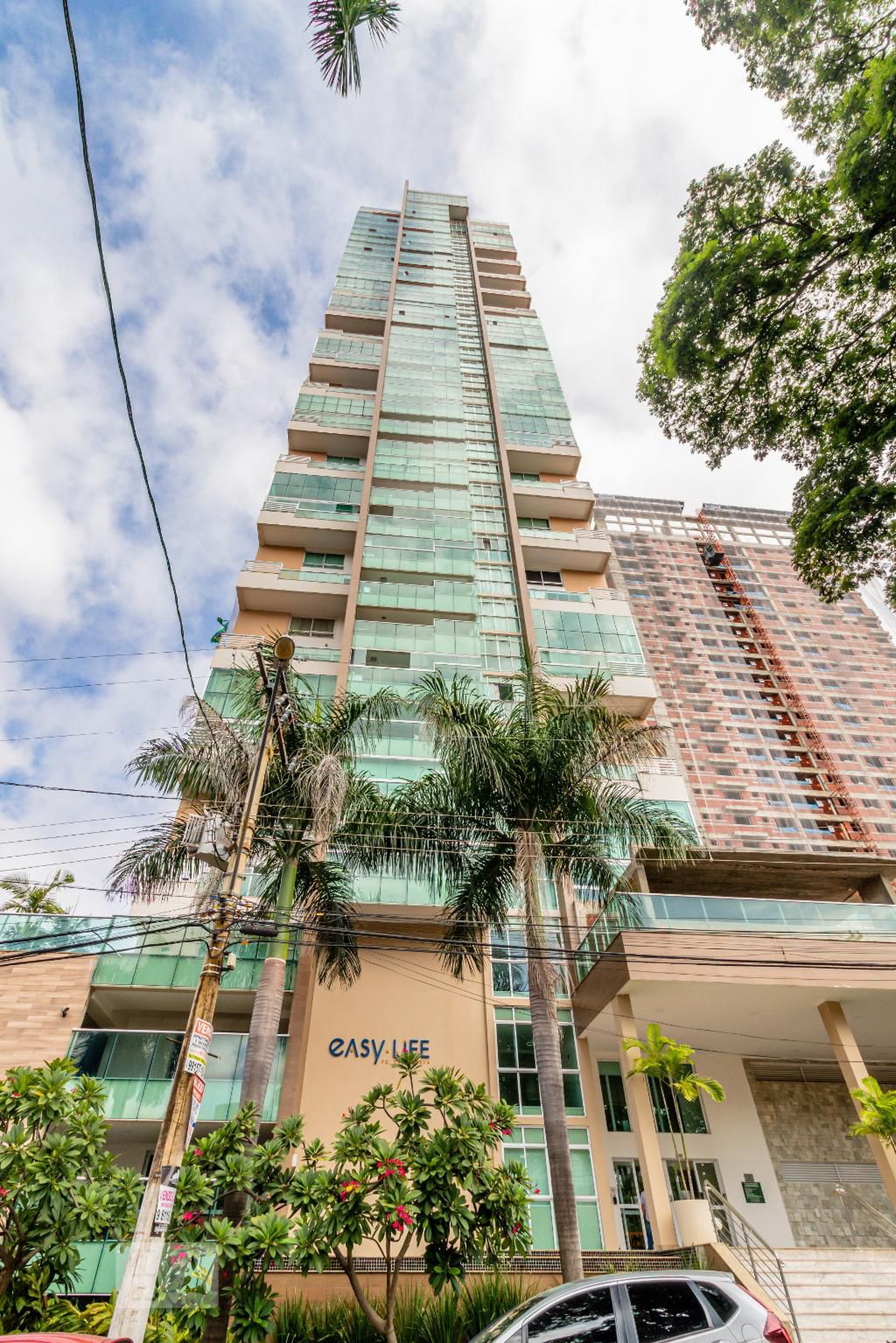 Fachada do Condomínio Condomínio Easy Life Parque Vaca Brava
