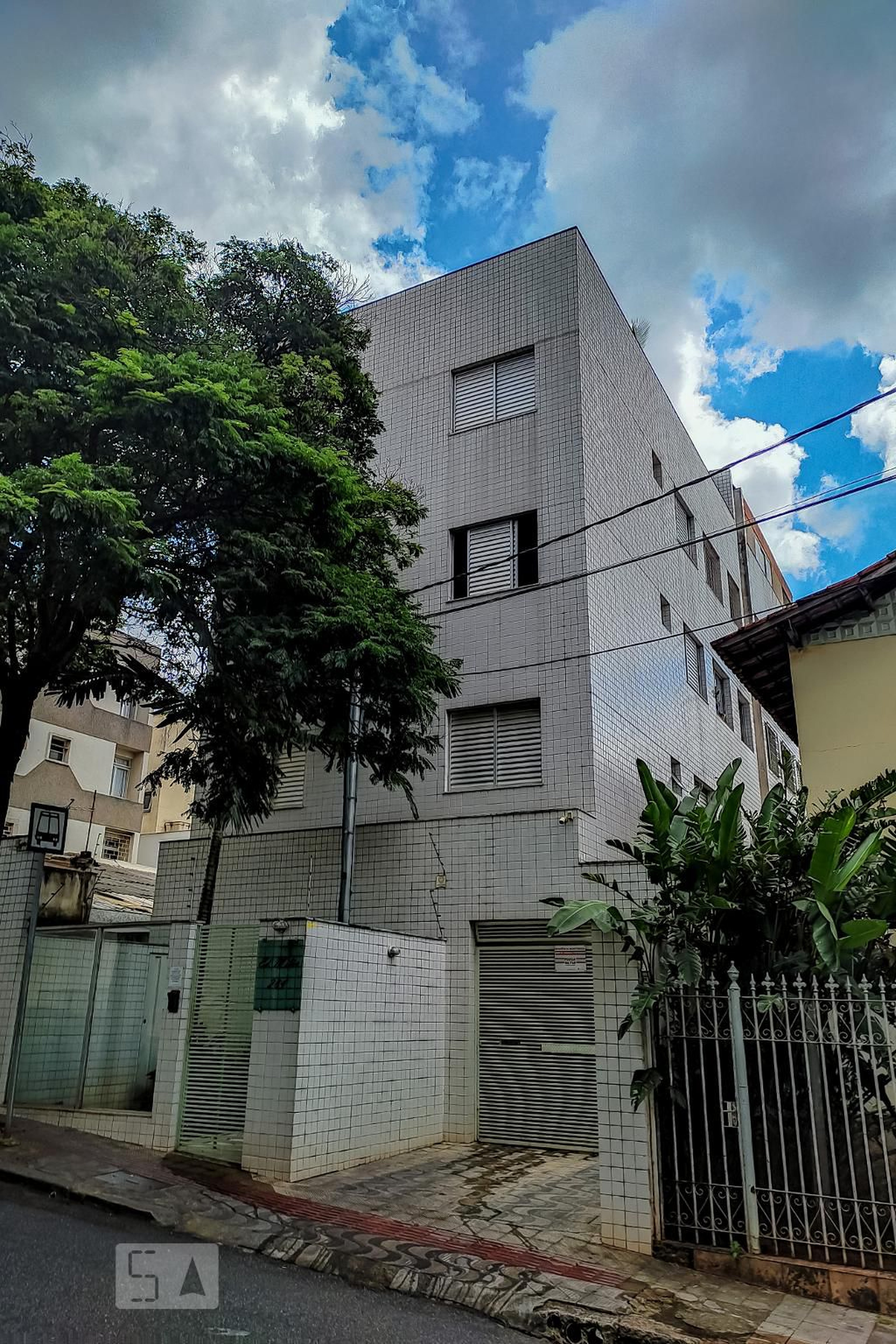 Fachada Condomínio em Rua Joaquim Linhares, 284