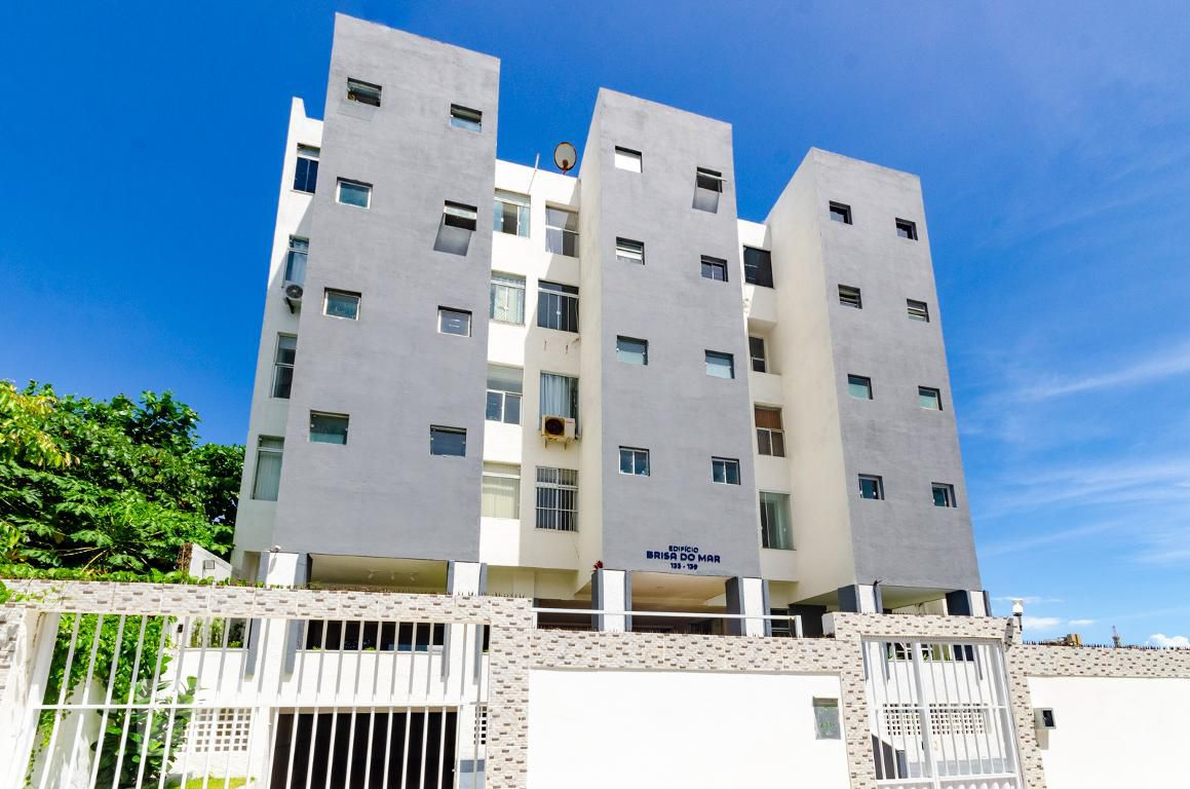 Fachada do Prédio Condomínio Edf Brisas do Mar