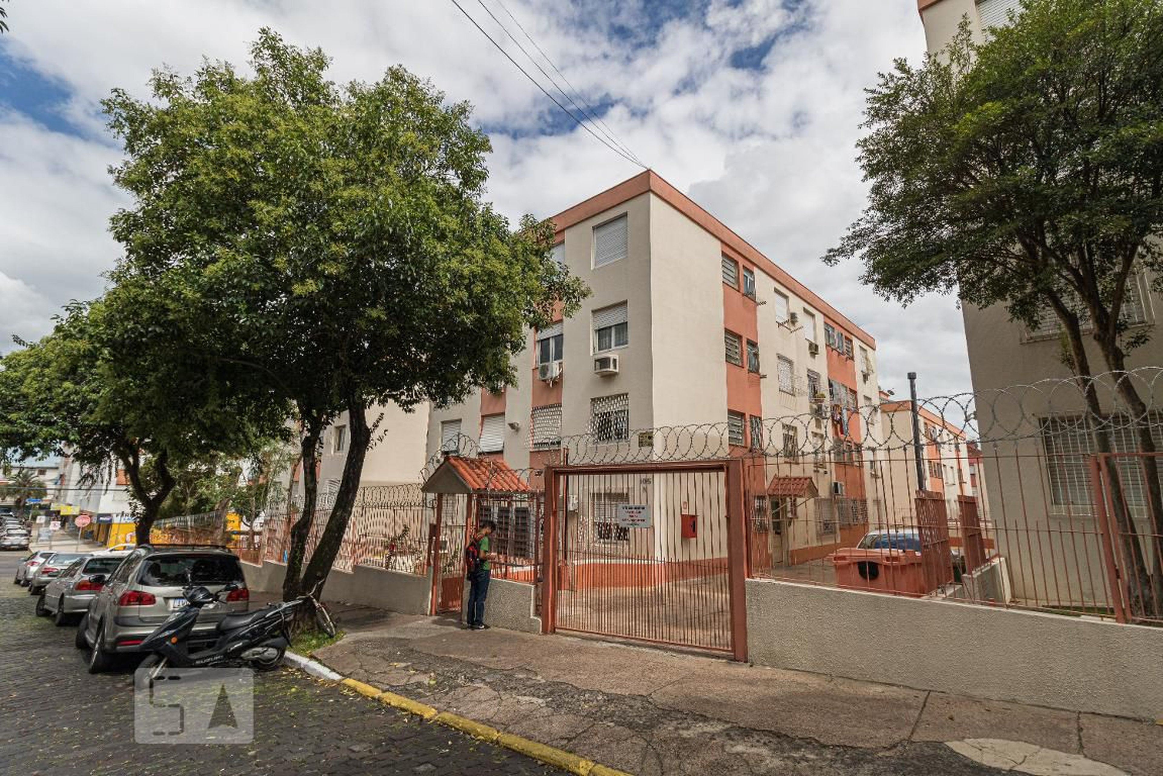 Fachada do Condomínio Condomínio em Rua Professora Amy Herve Ramires, 105