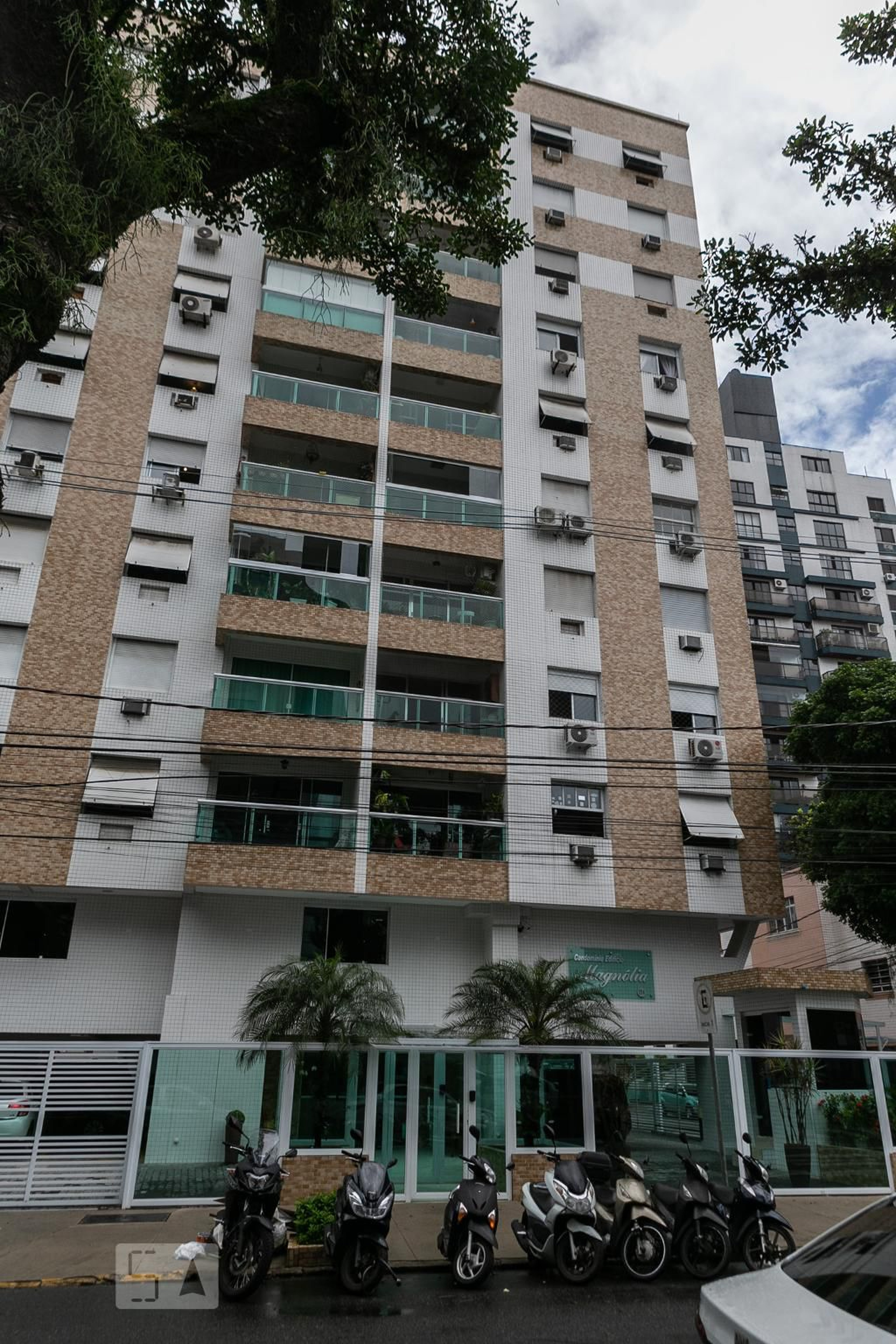 Fachada Condomínio em Rua Doutor Armando de Sales Oliveira, 134