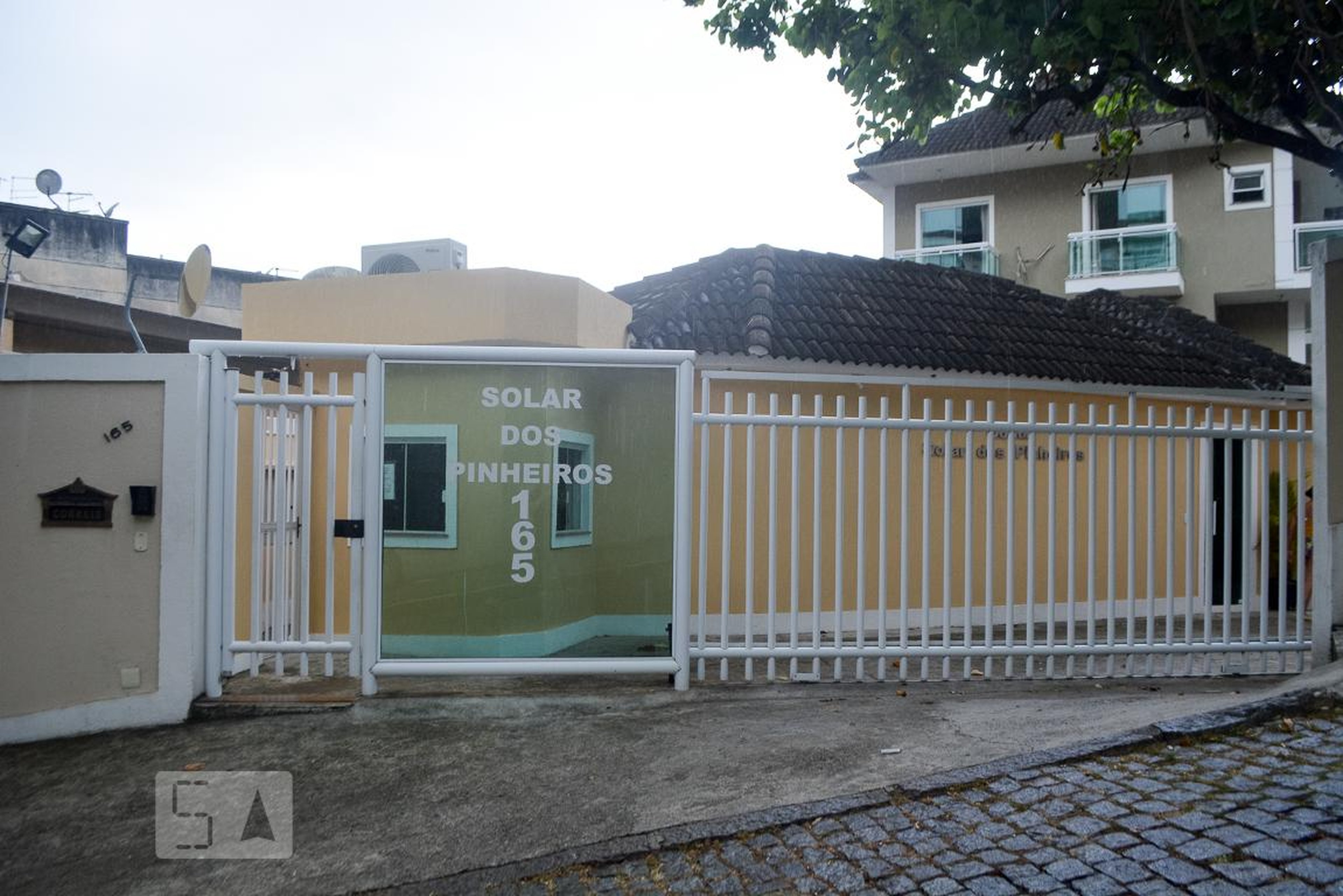 Fachada do Condomínio Condomínio Solar dos Pinheiros