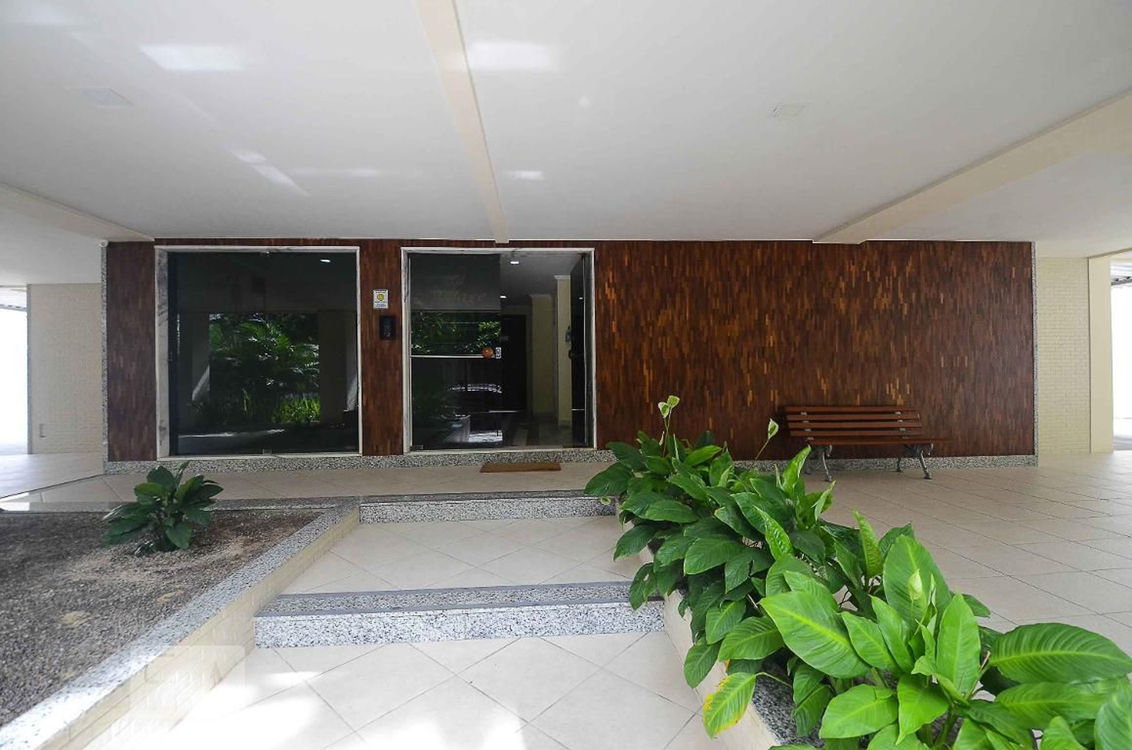 Hall de Entrada Condomínio em Rua Juraci Camargo, 185