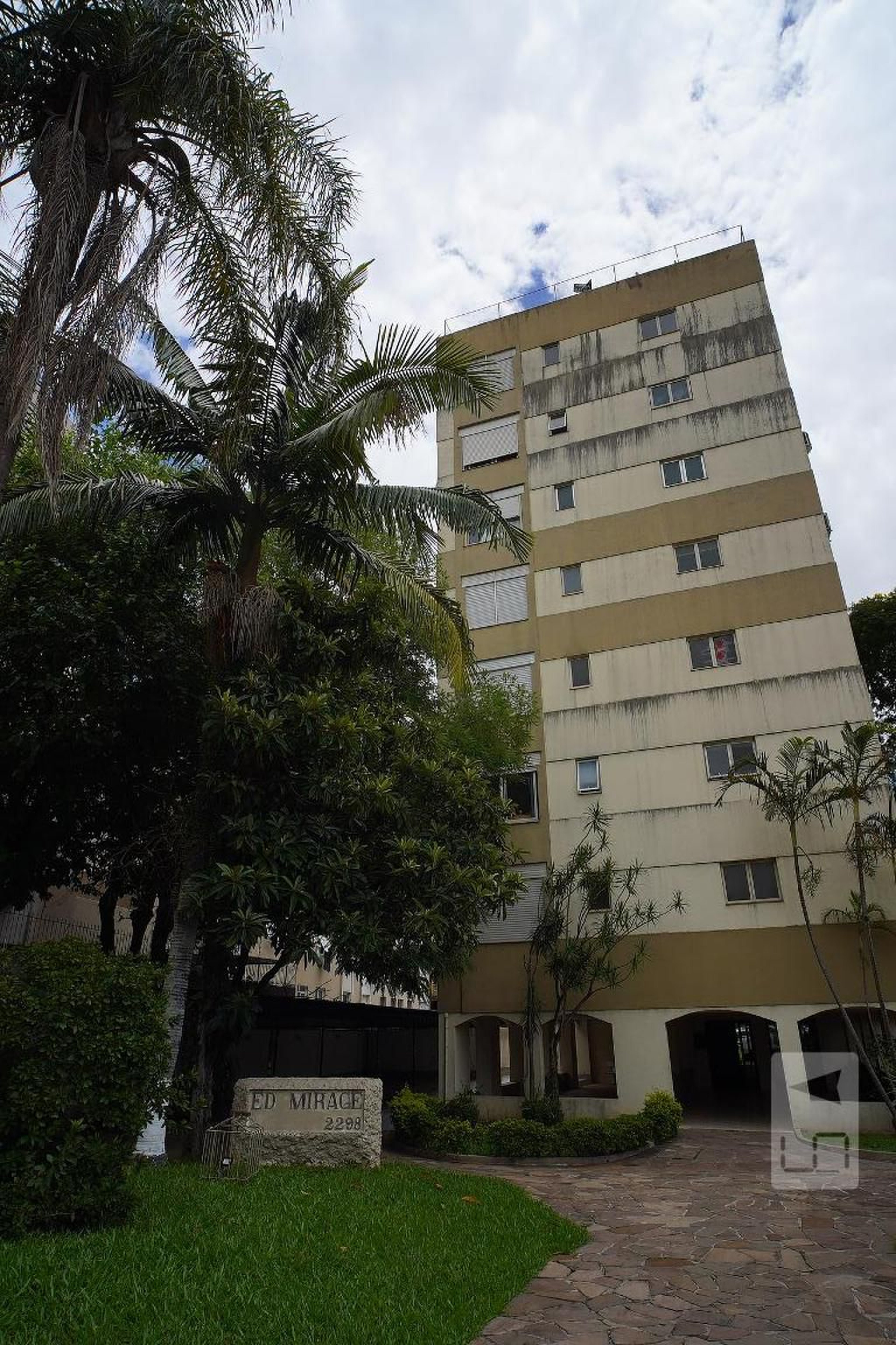 Fachada do Condomínio Edifício Mirage