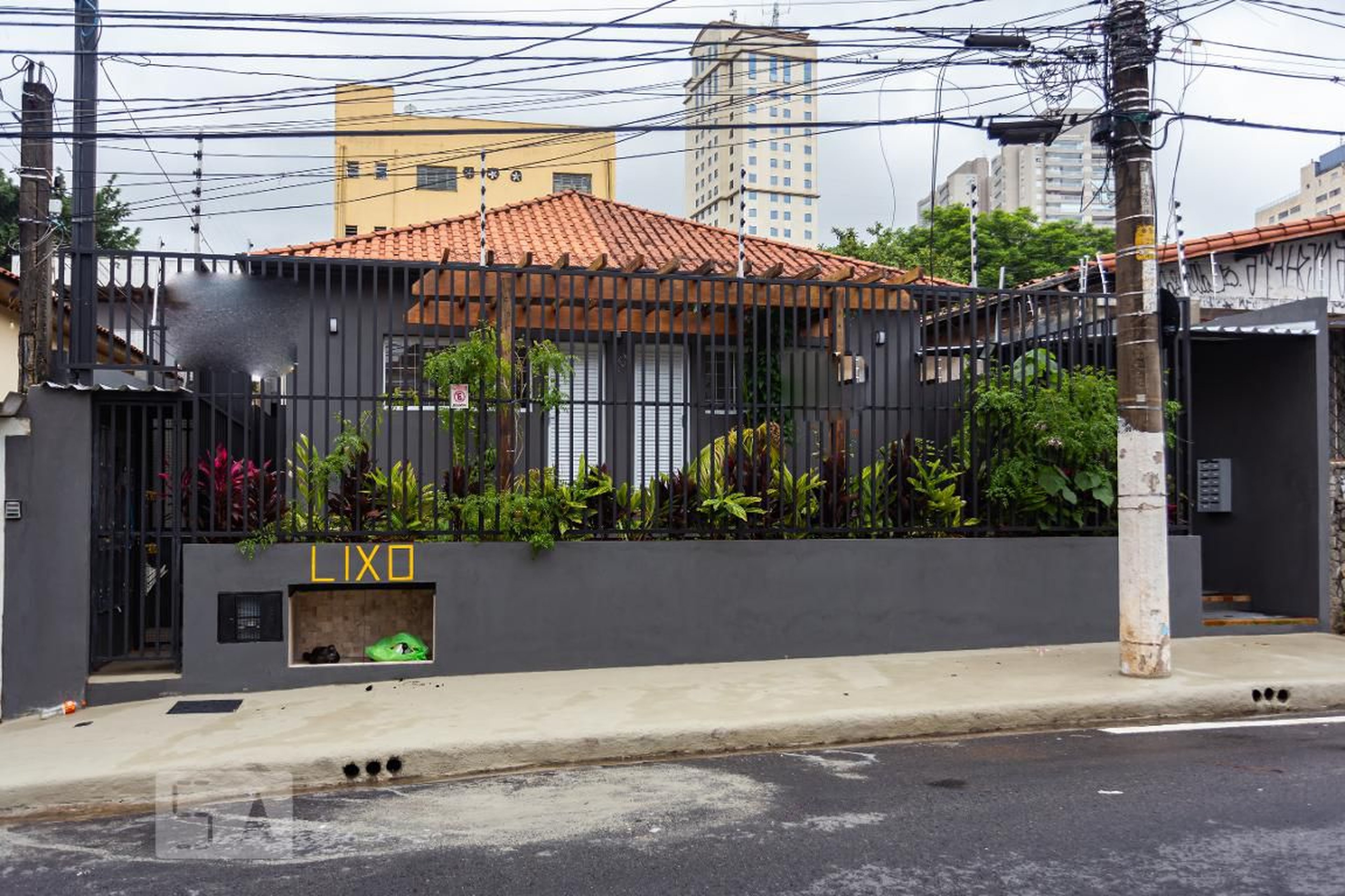 Fachada Condomínio em Rua Avelino Lopes, 351