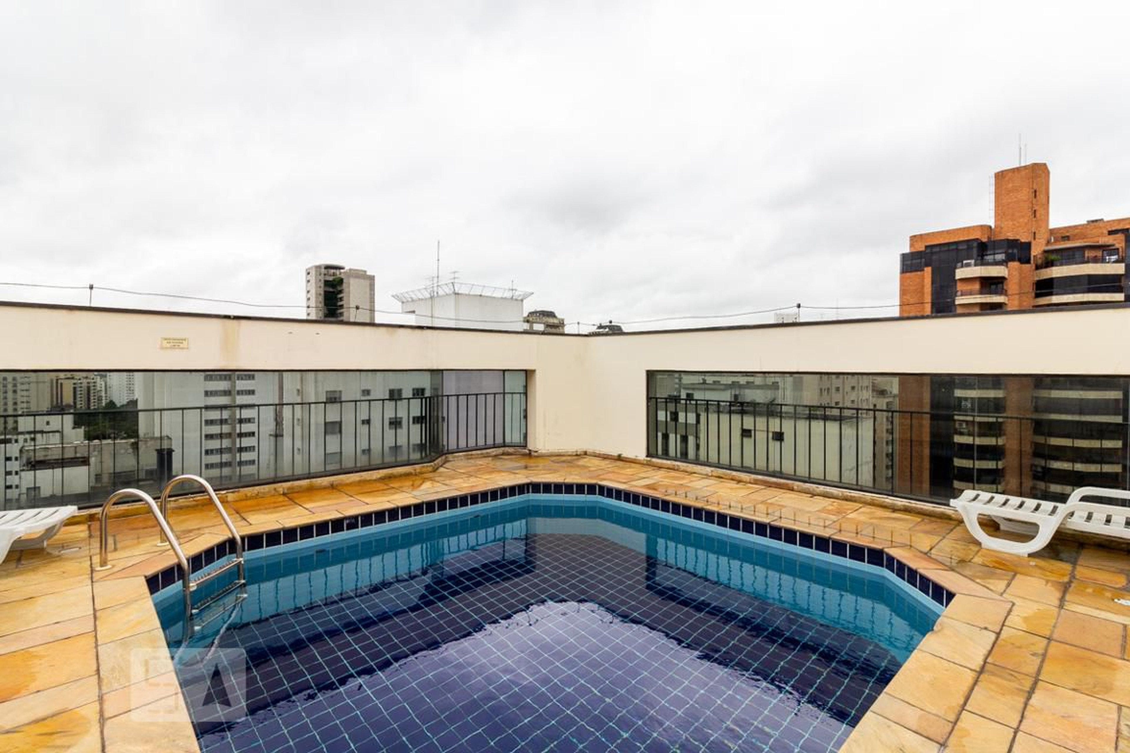 Piscina - Ambassador Flat Service