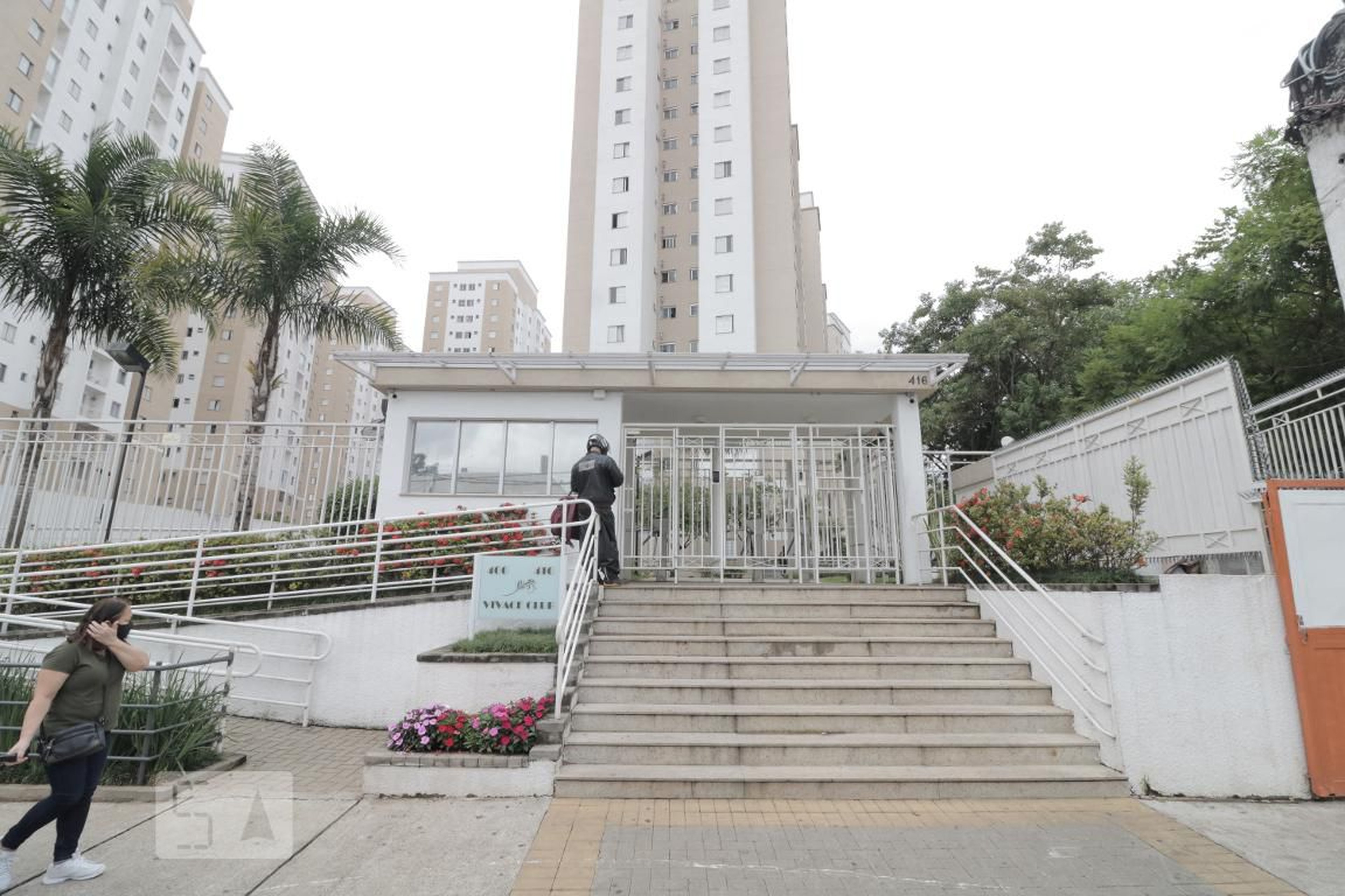 Fachada Condomínio em Rua Arnaldo Cintra, 62