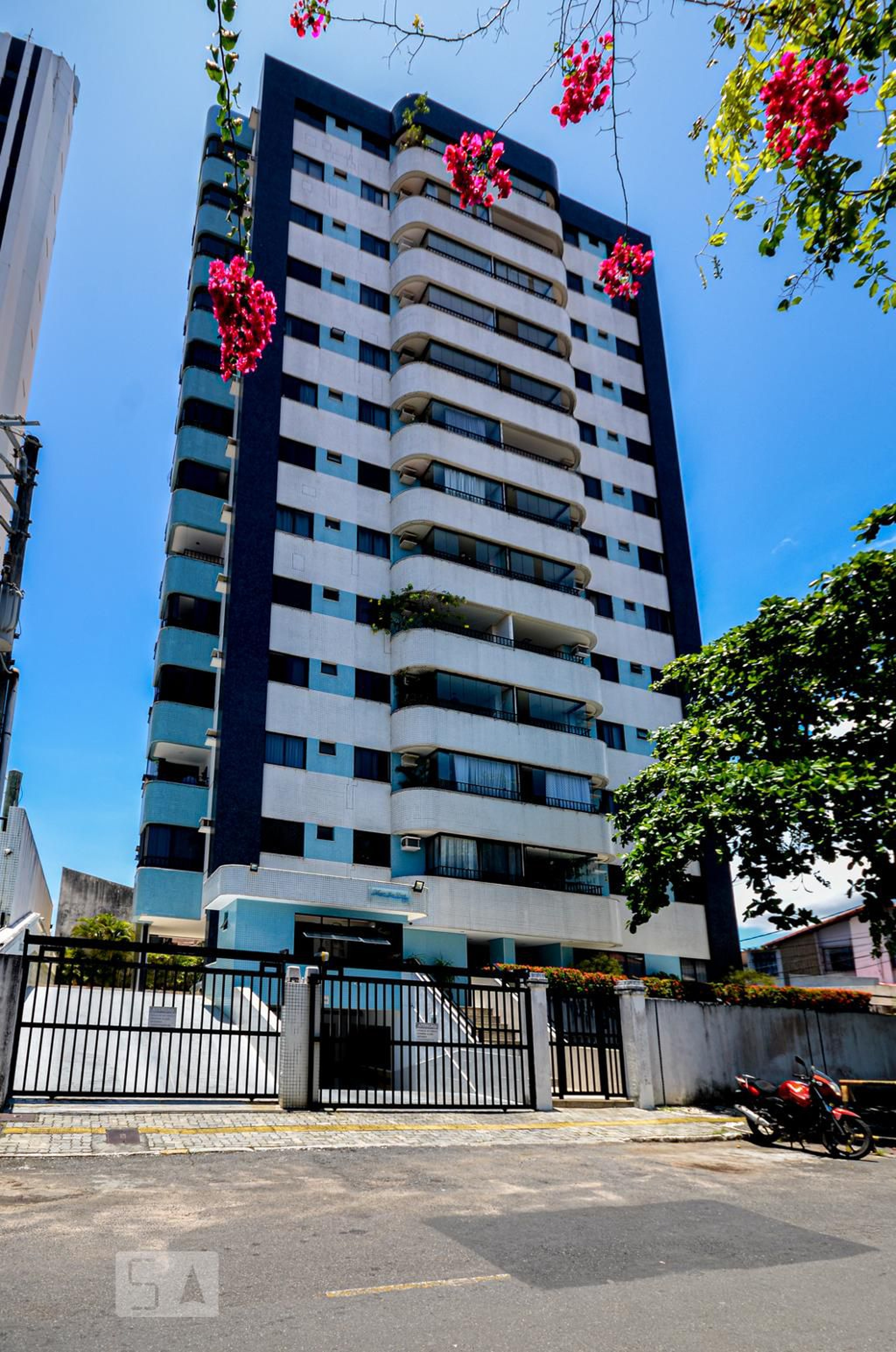 Fachada do Condomínio Condomínio Mansão Rive Droite