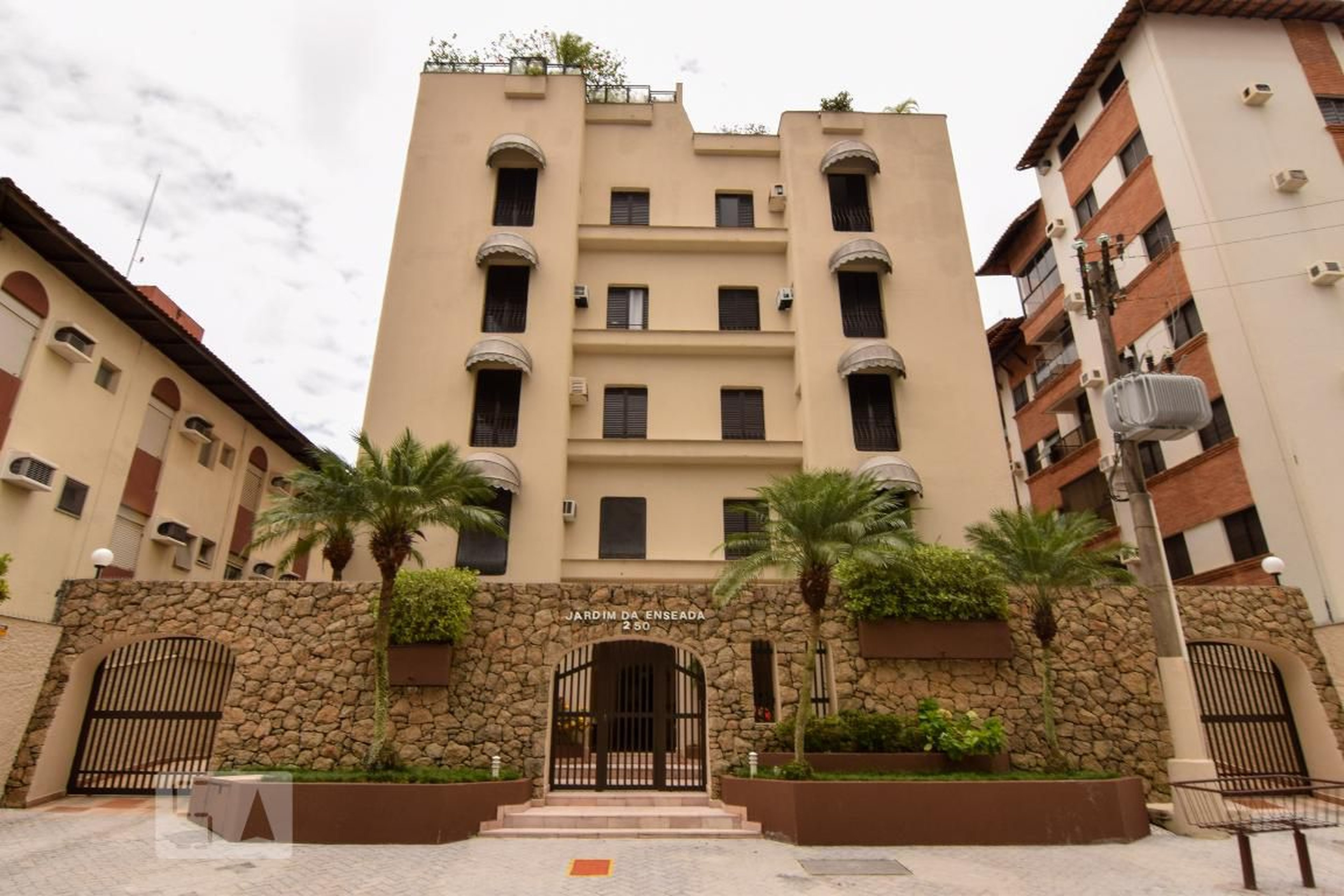 Fachada Condomínio em Rua Dona Vitória Yunes Stefano, 250