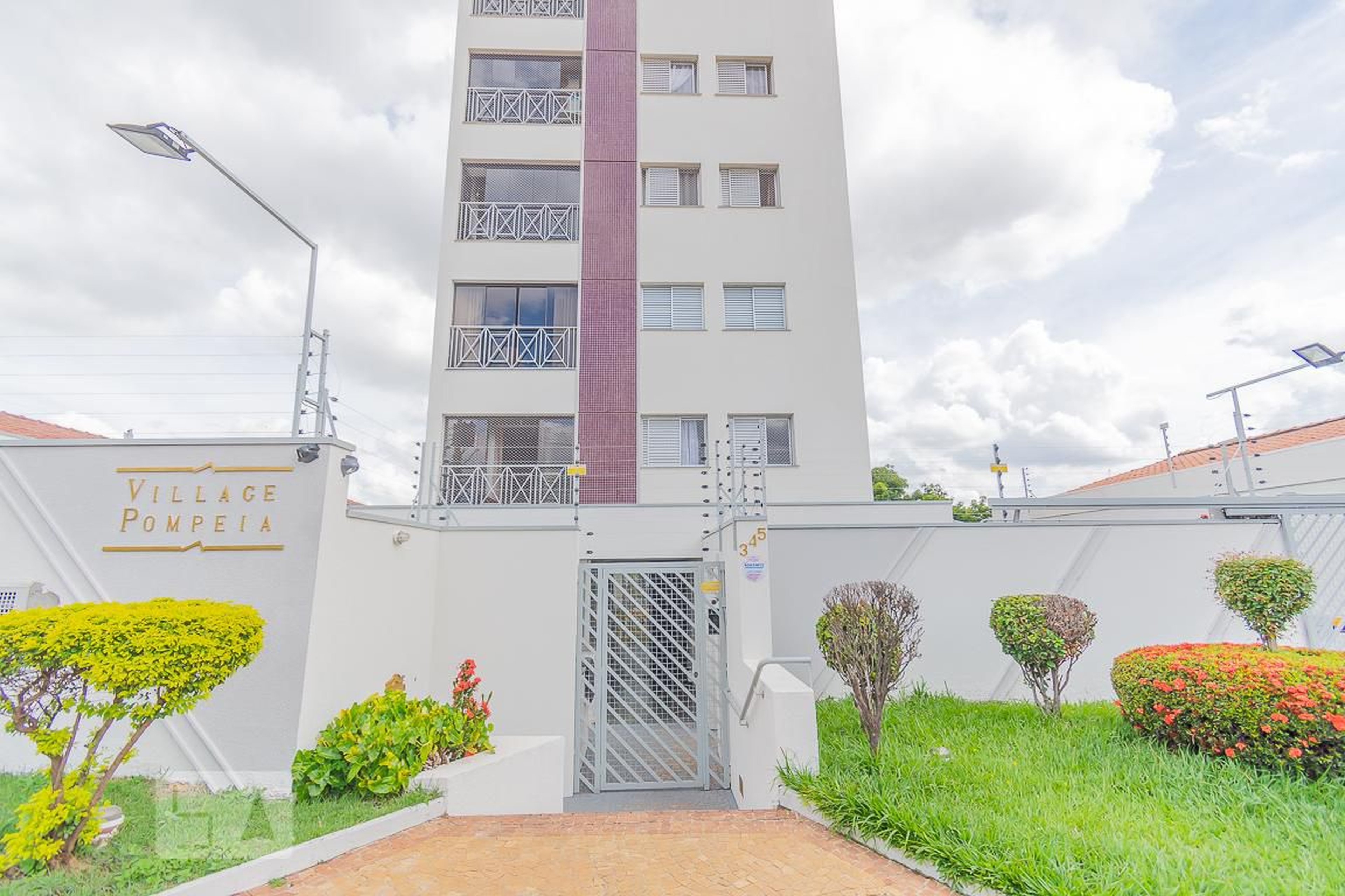 Fachada do Condomínio Condomínio Village Pompeia