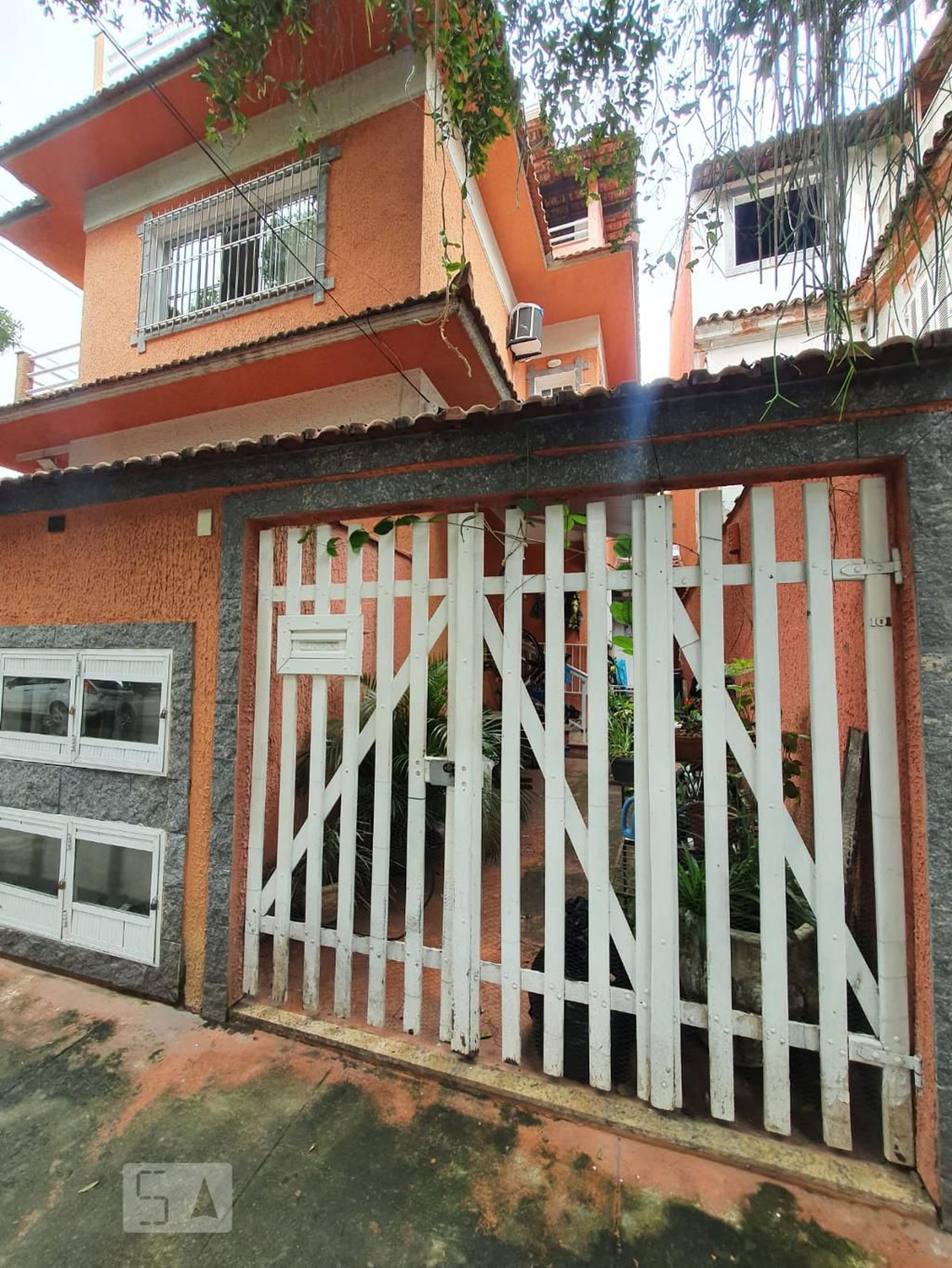 Fachada Condomínio em Rua Alberto de Sequeira, 33