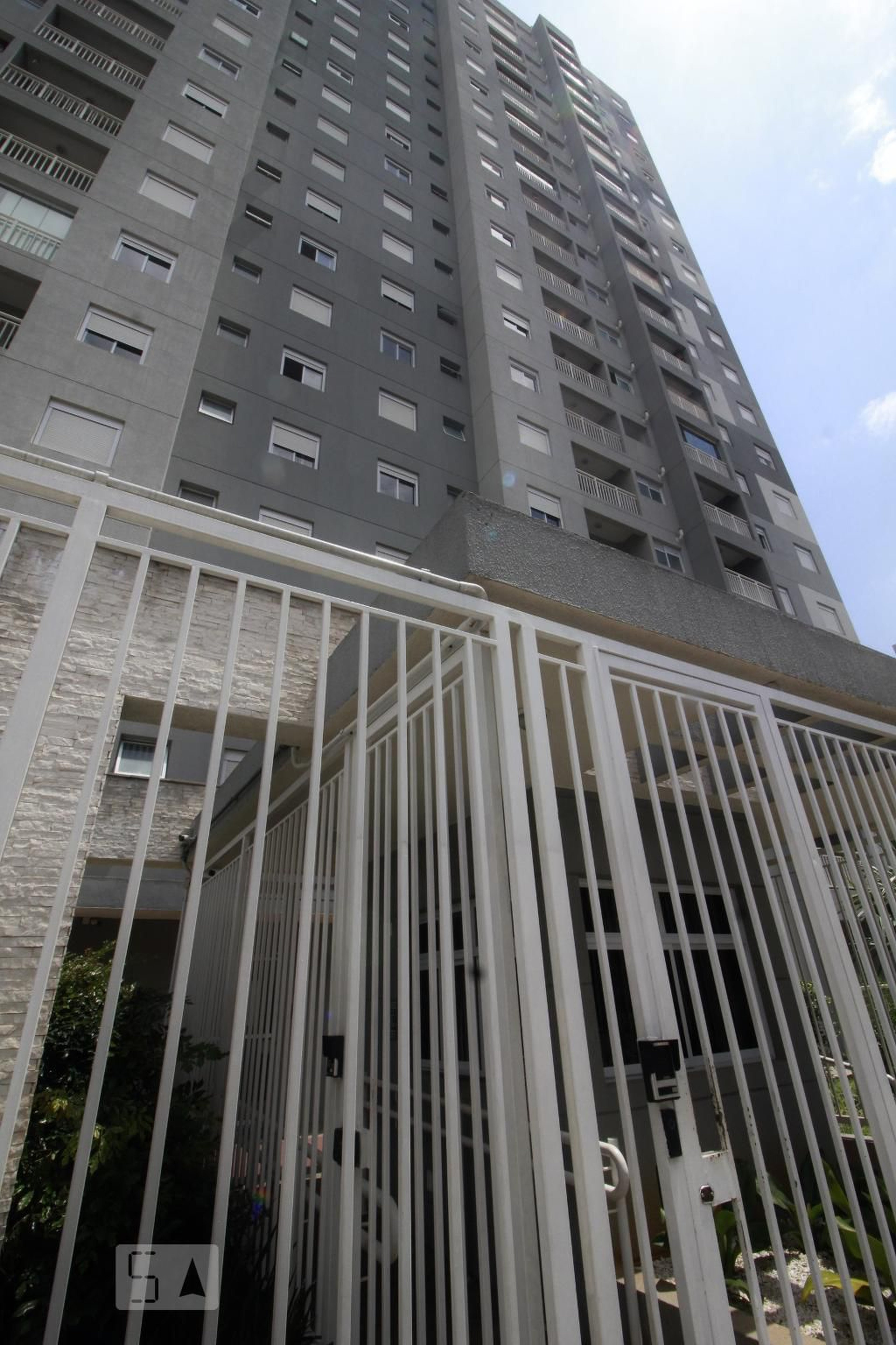 Fachada Condomínio em Rua Cascado, 100