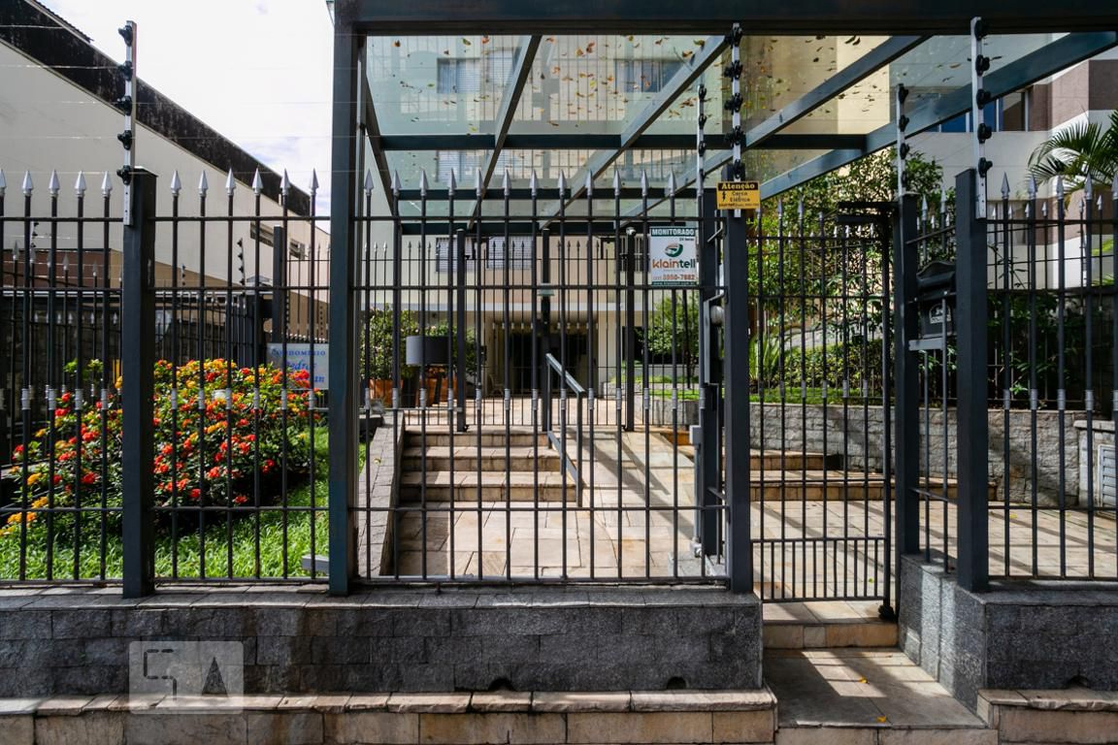 Fachada do condomínio Condomínio Bedros Mikaelian