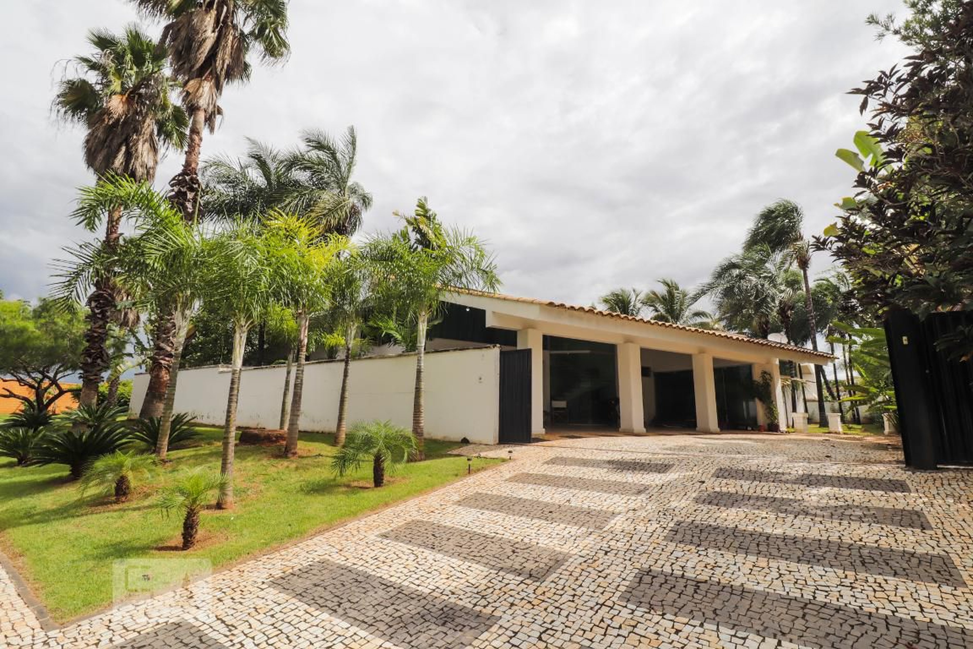 Fachada Condomínio em Rua Canes, 7