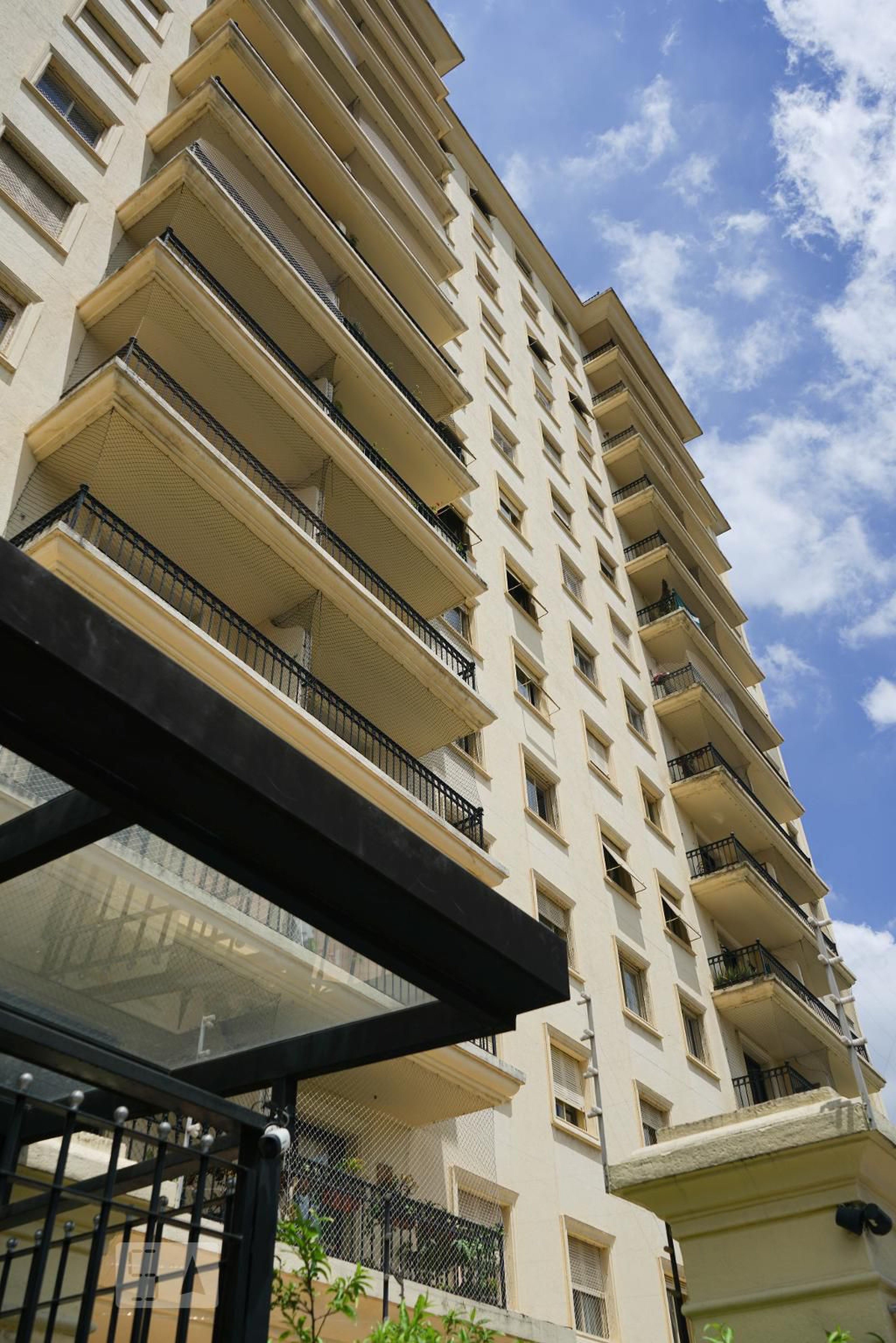 Fachada Condomínio em Rua Desembargador do Vale, 94