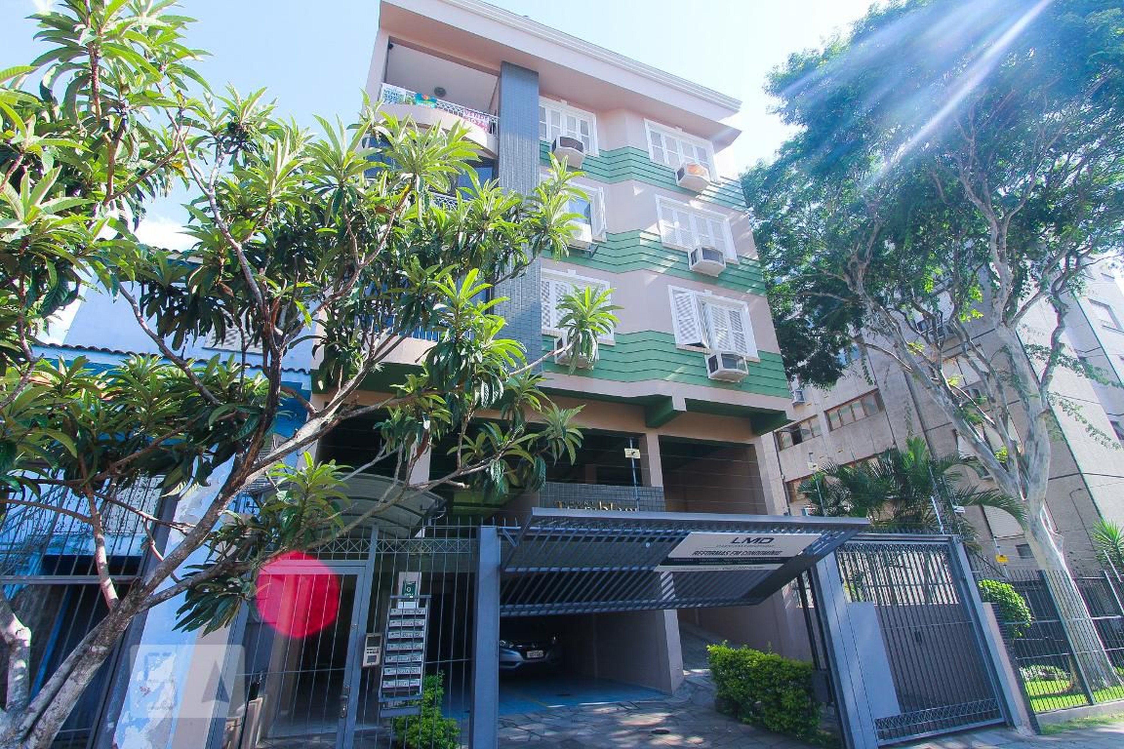 FACHADA Condomínio em Rua General Pedro Bitencourt, 264