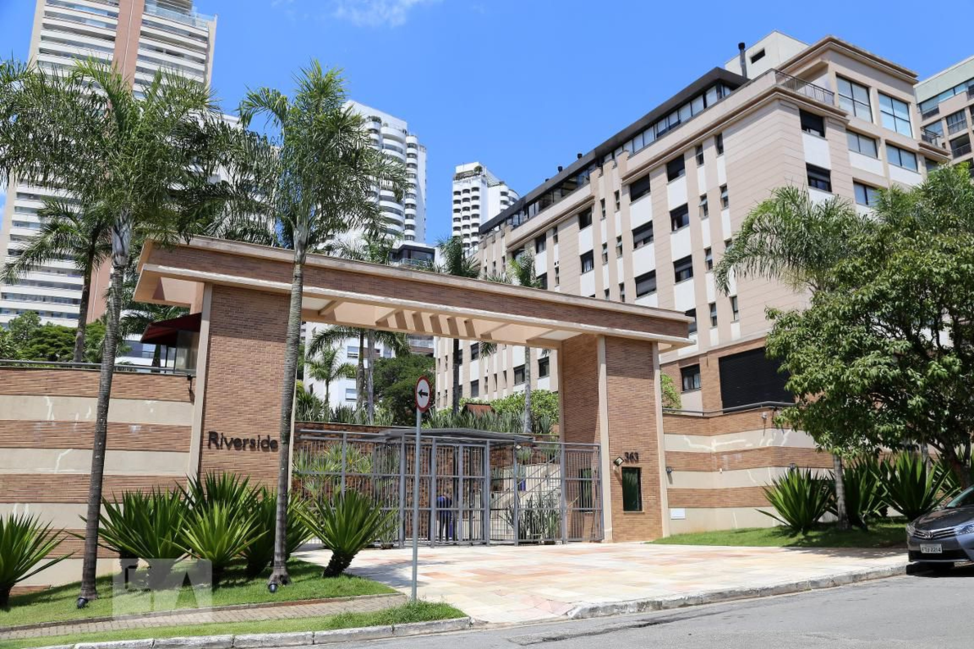Fachada do Condomínio Condomínio Riverside Brownstone Residence