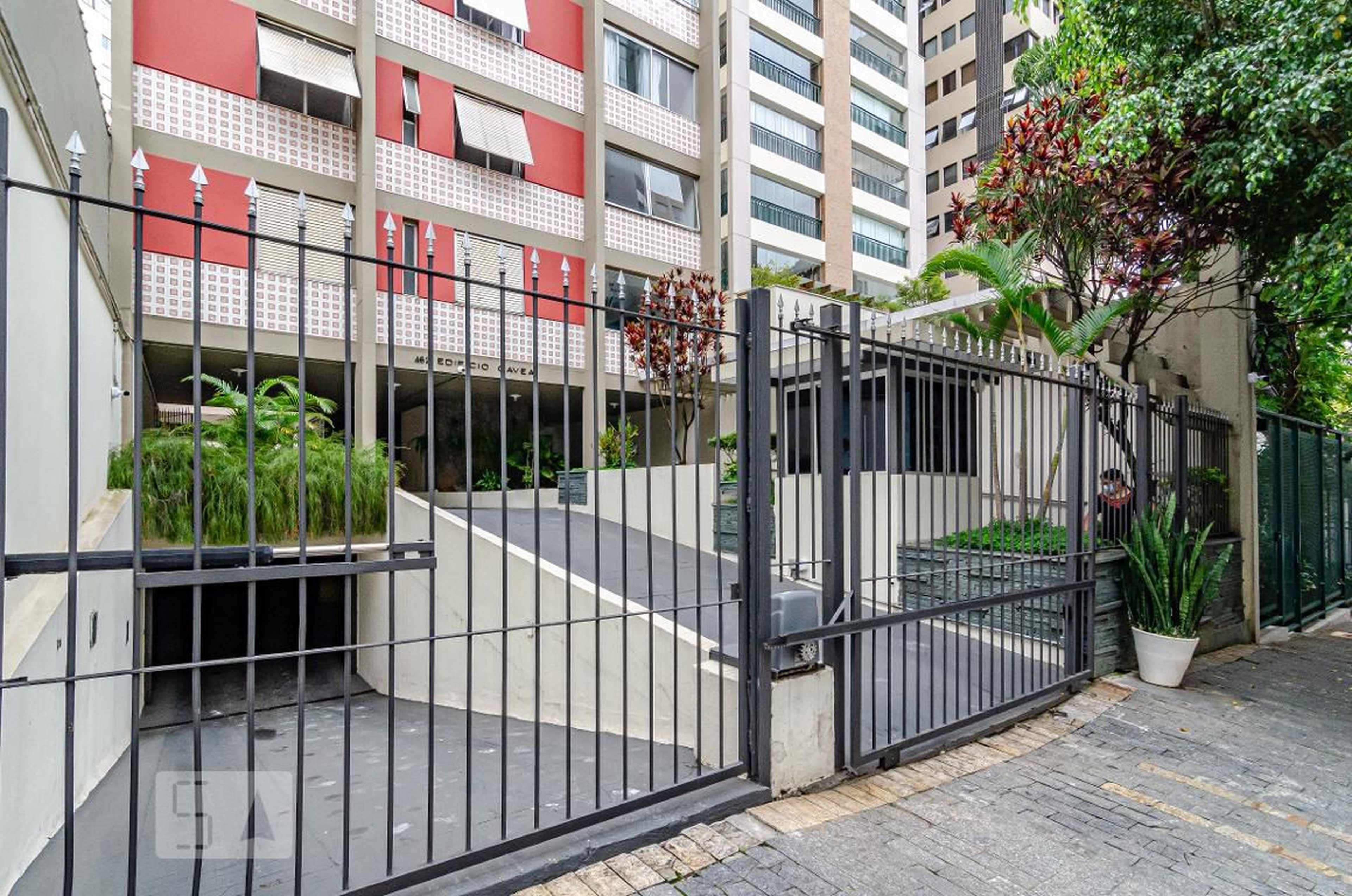 Fachada Condomínio em Rua Capote Valente, 406