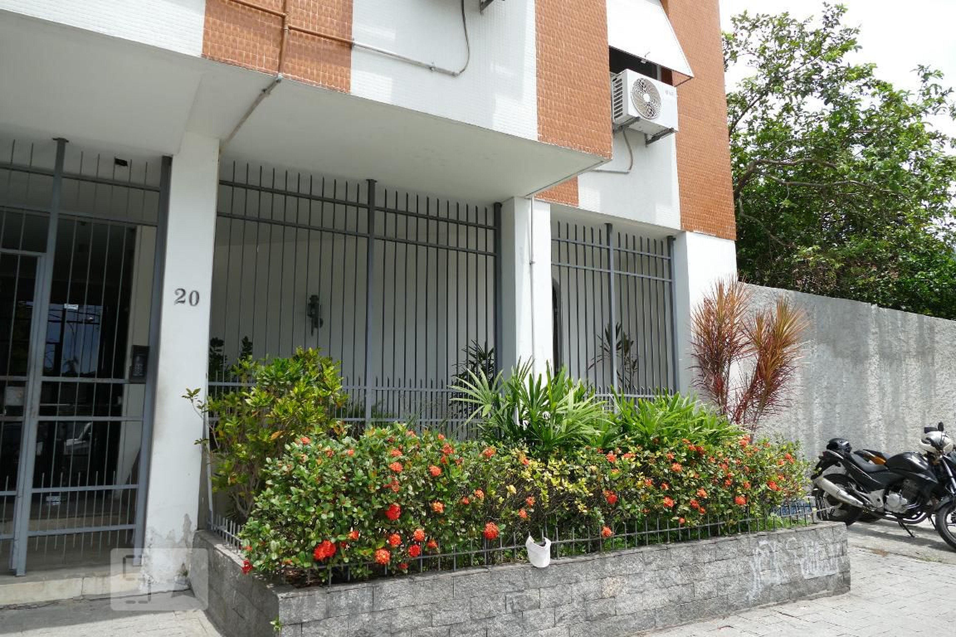 Fachada do Condomínio Condomínio Tuim