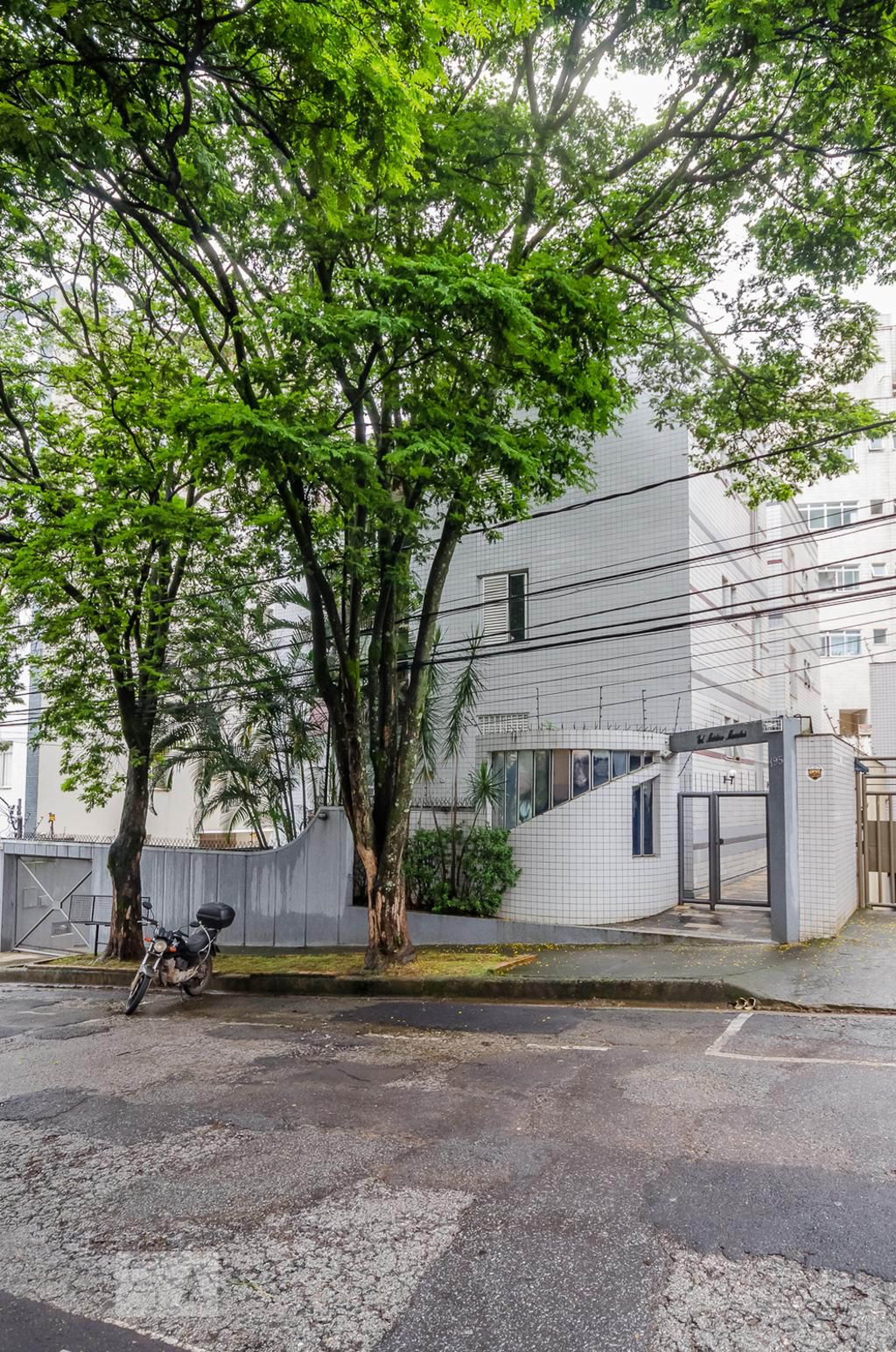 Fachada Condomínio em Rua Jornalista Guilherme Apgáua, 195