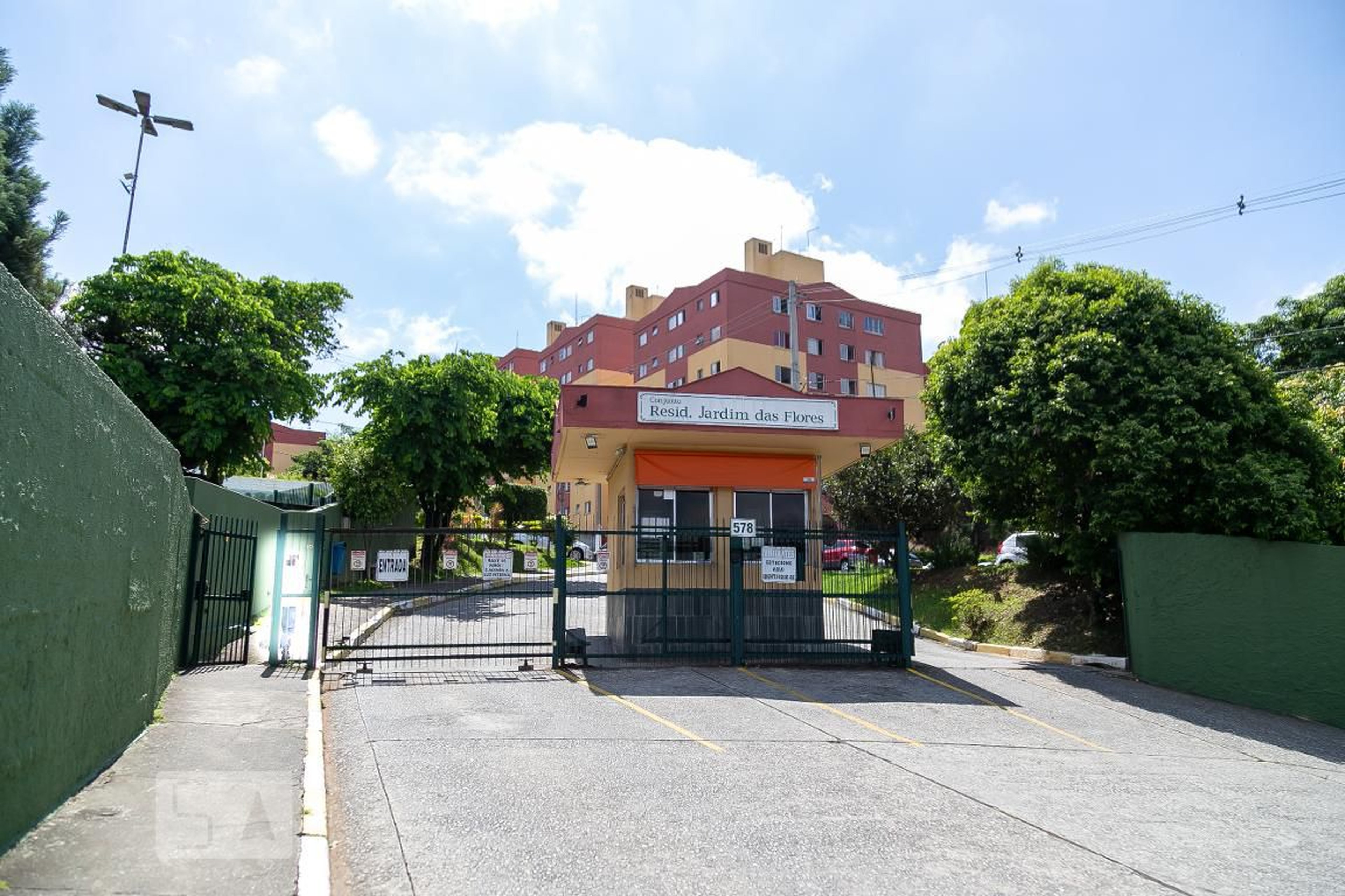 Fachada Condomínio Ass. Coop. Cont. Mor. Conj. Res. Jardim das Flores