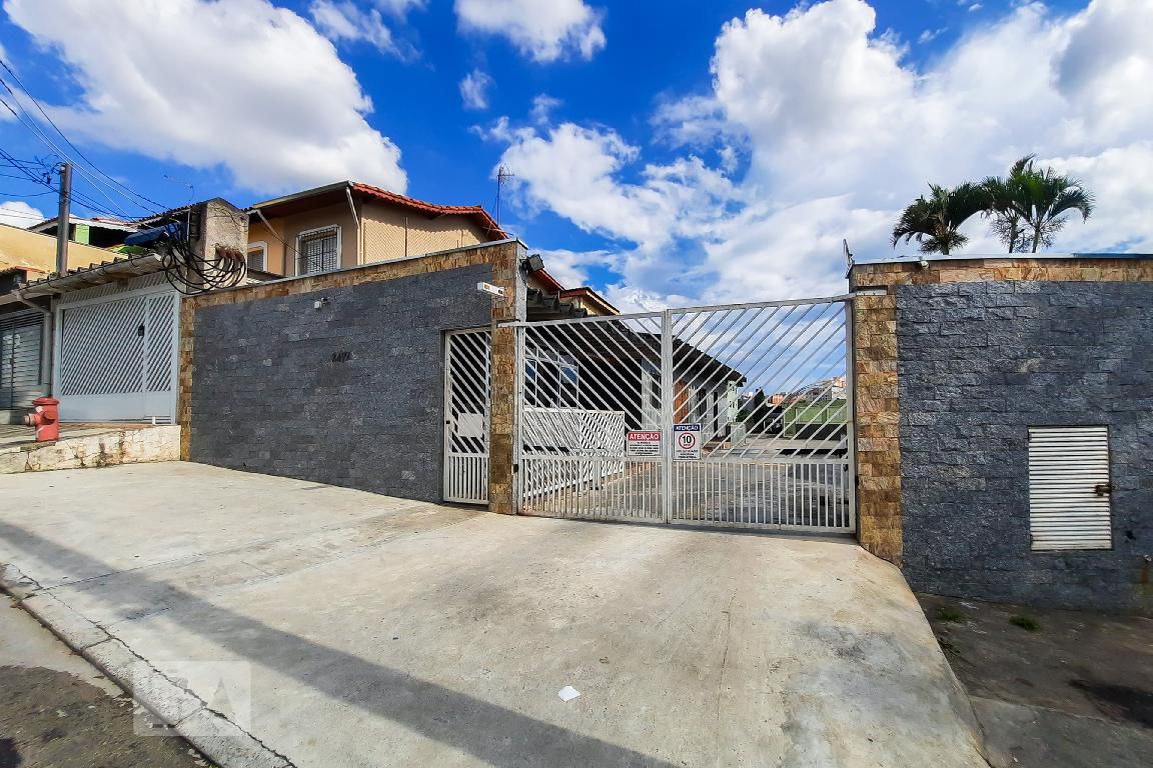 Fachada do Condomínio Condomínio Flores