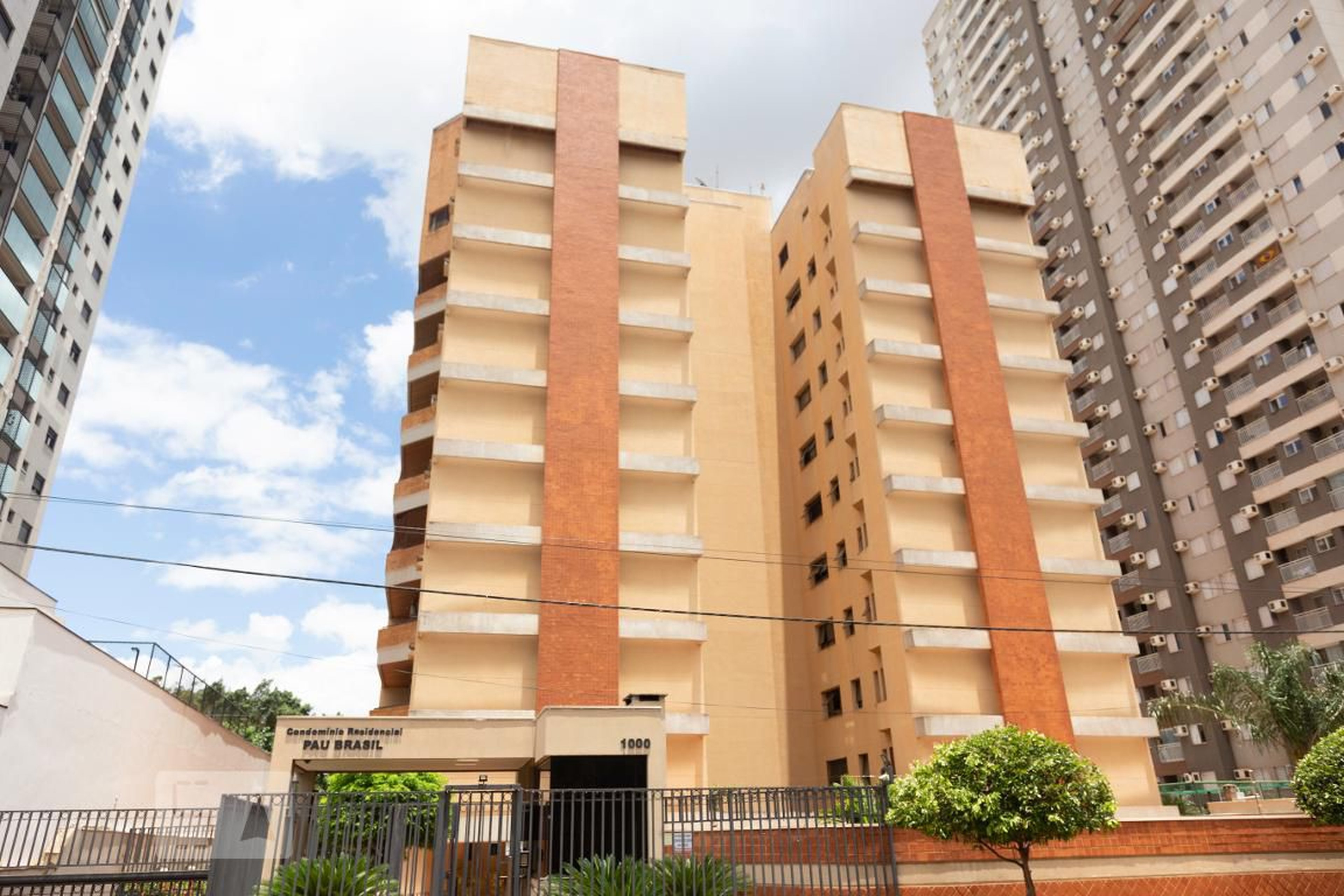 Fachada do Condomínio Condomínio PAU Brasil