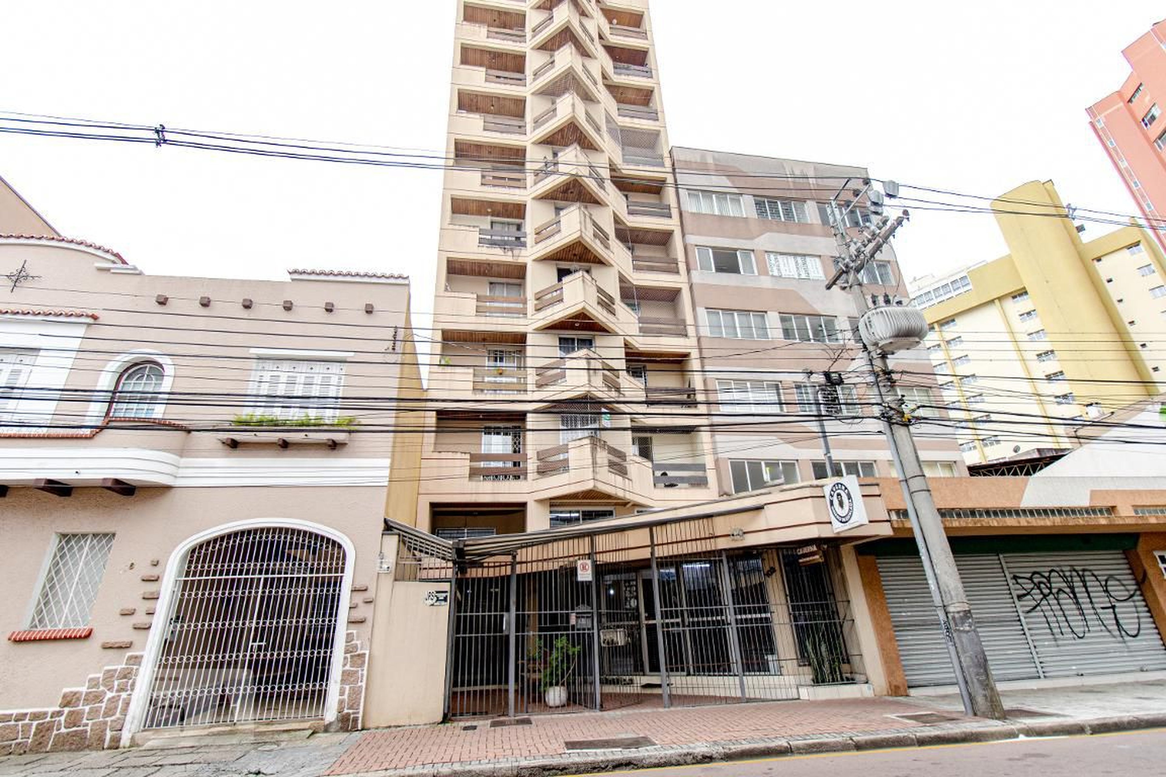 Fachada do Condomínio Edifício Golden Tower