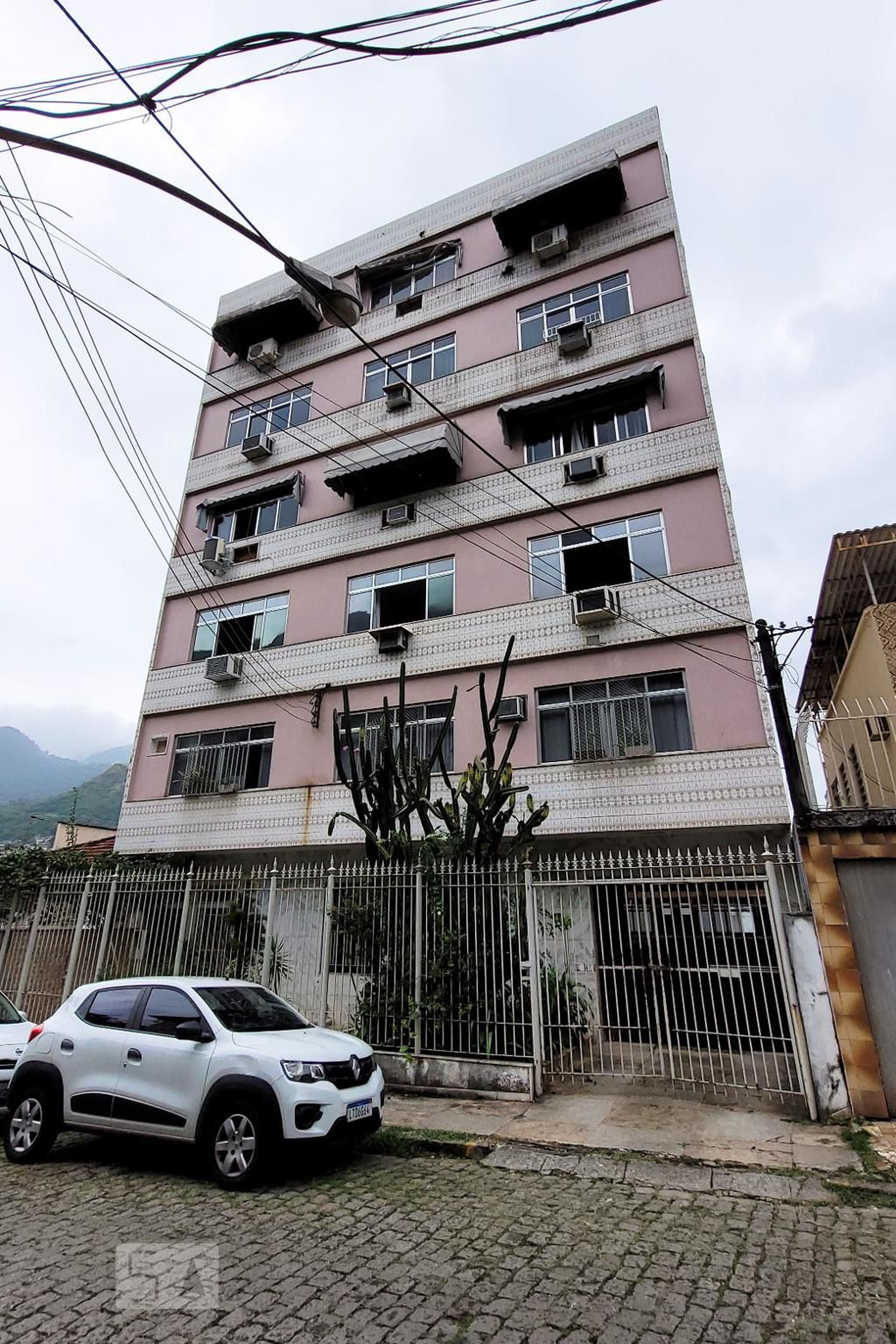 Fachada Condomínio em Rua Doutor Dilermando Cruz, 165