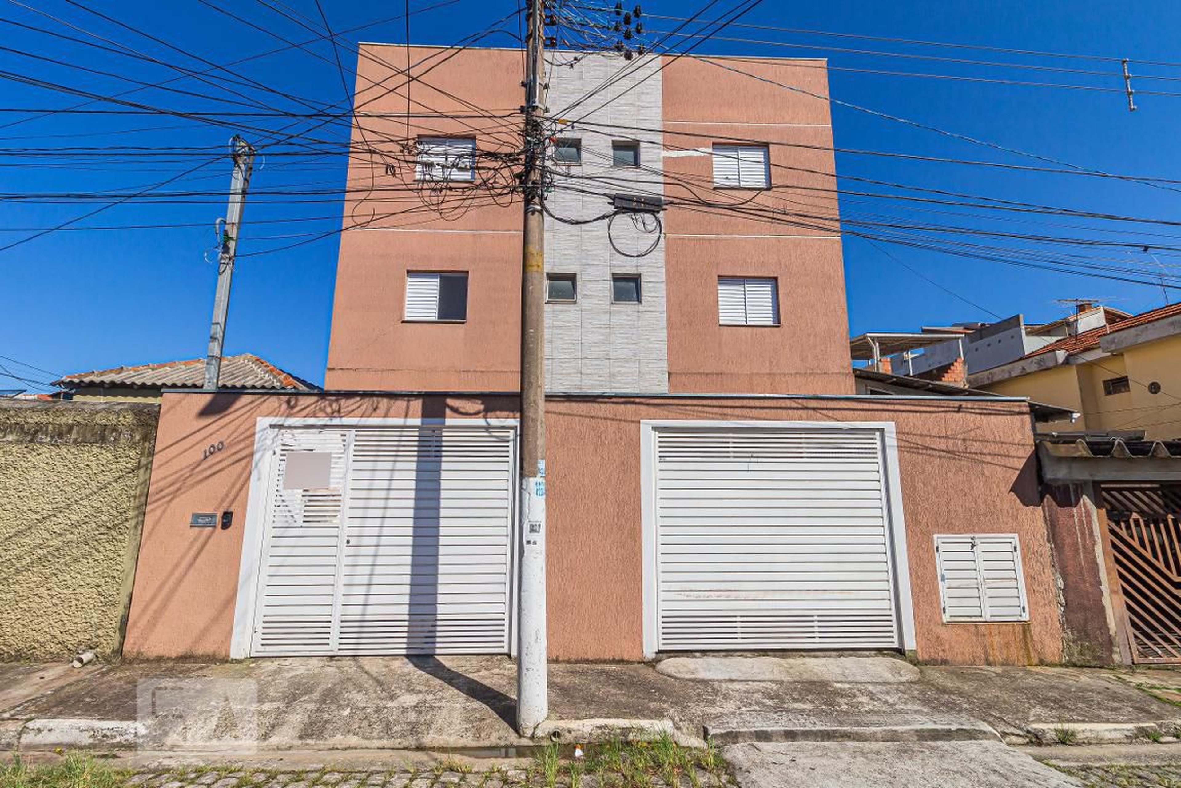 Fachada Condomínio em Rua Evaristo da Veiga, 100