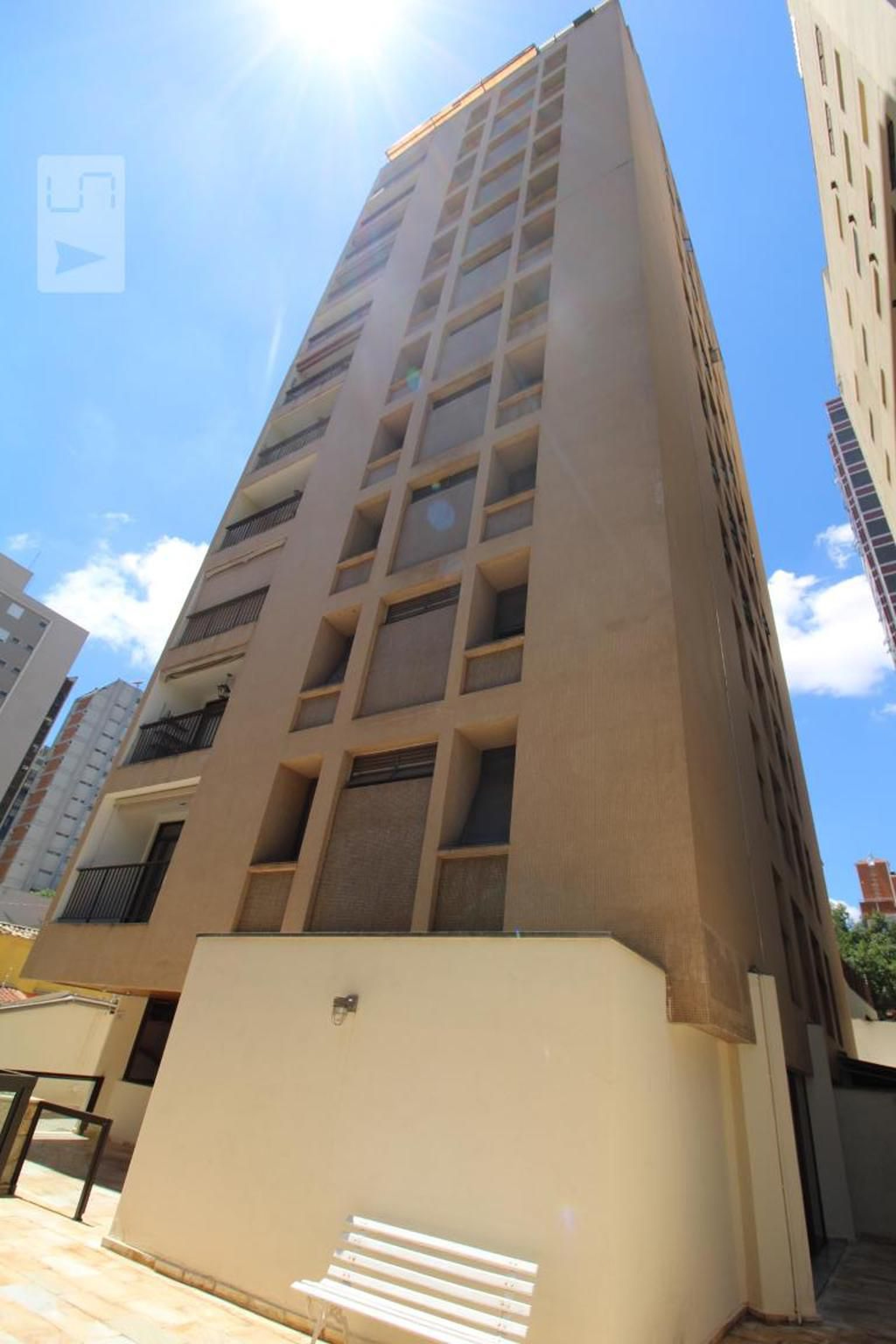 Fachada do Prédio Condomínio em Rua Doutor Guilherme da Silva, 74