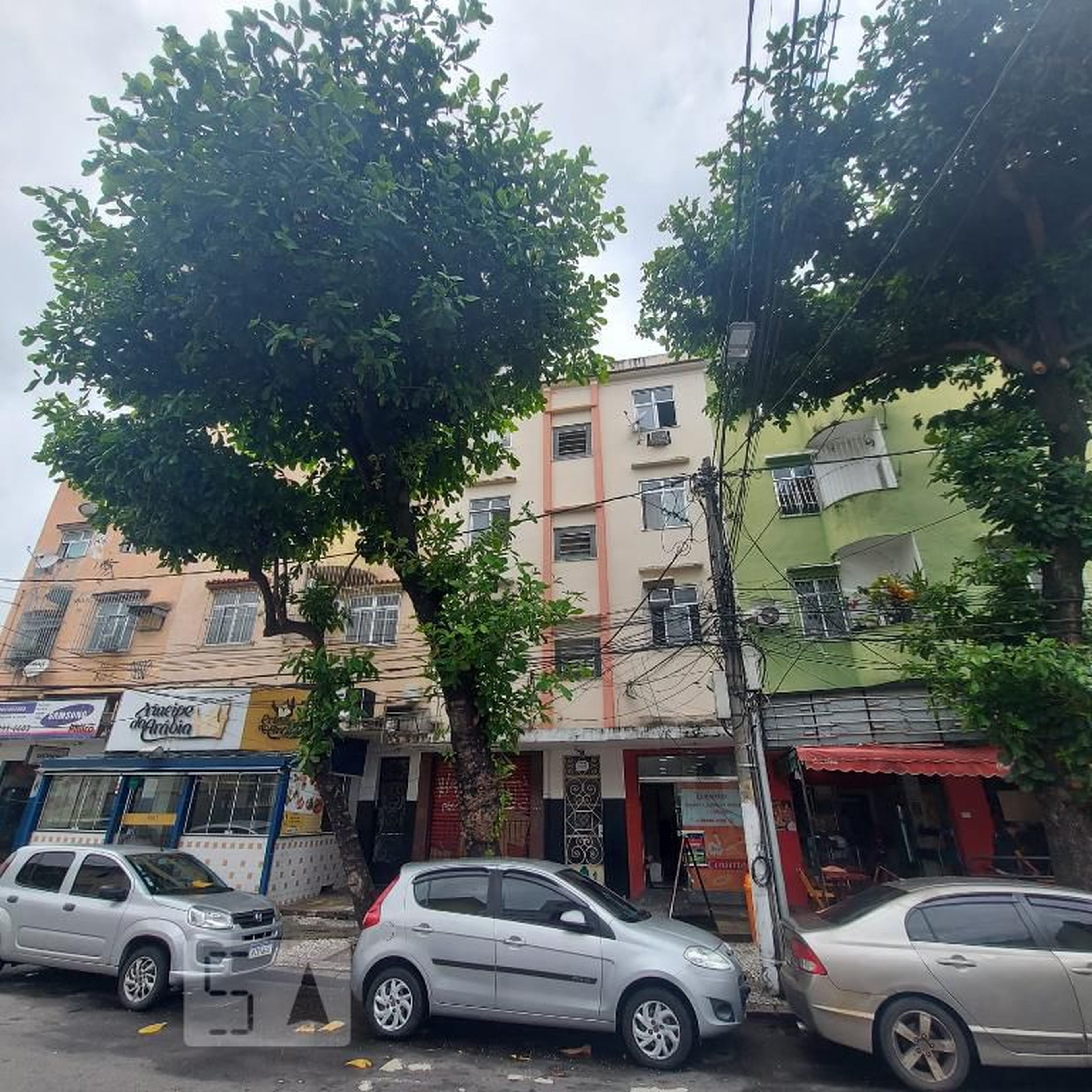 Fachada Condomínio em Rua Constança Barbosa, 55