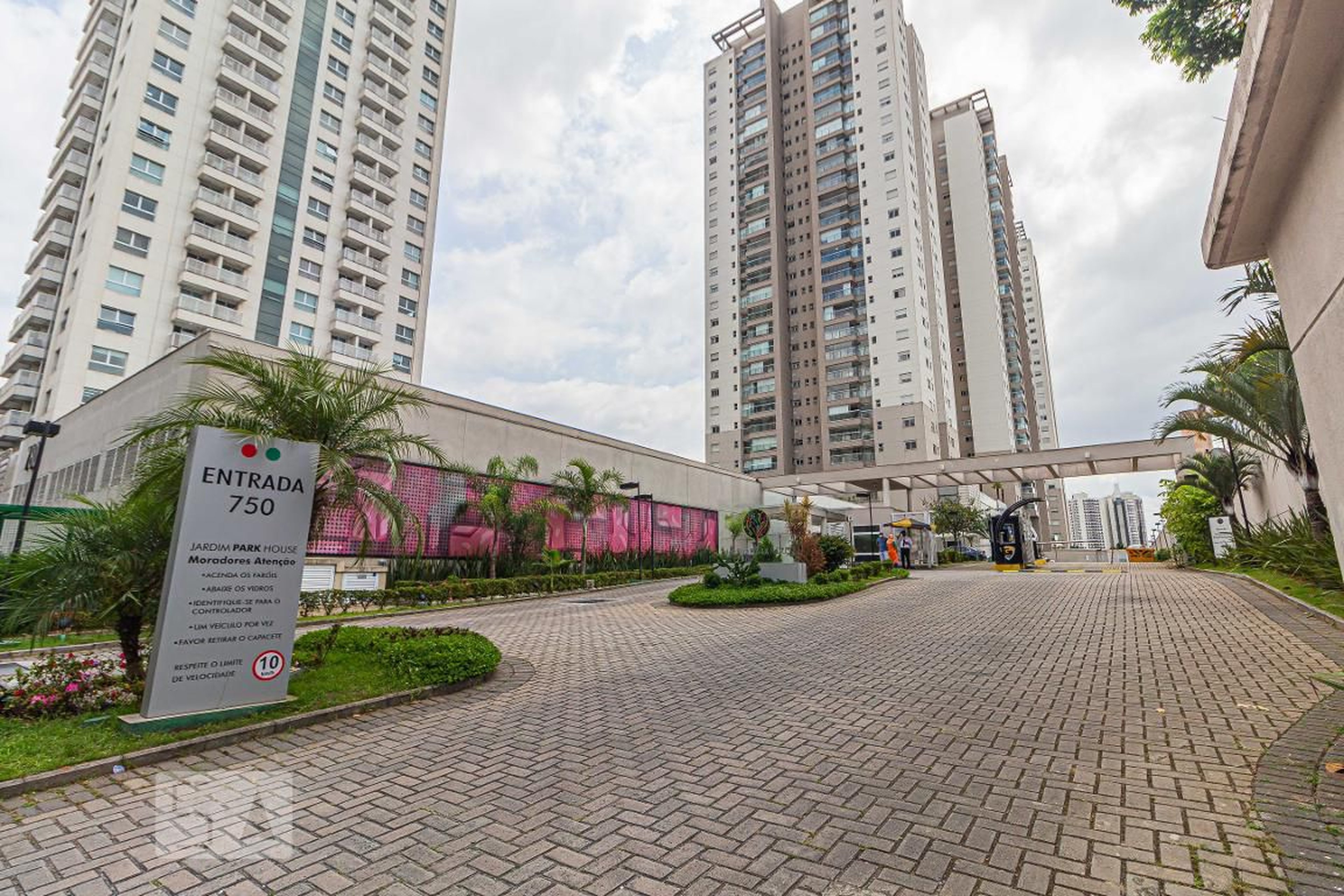 Fachada do Condomínio Condomínio Jardim Park House