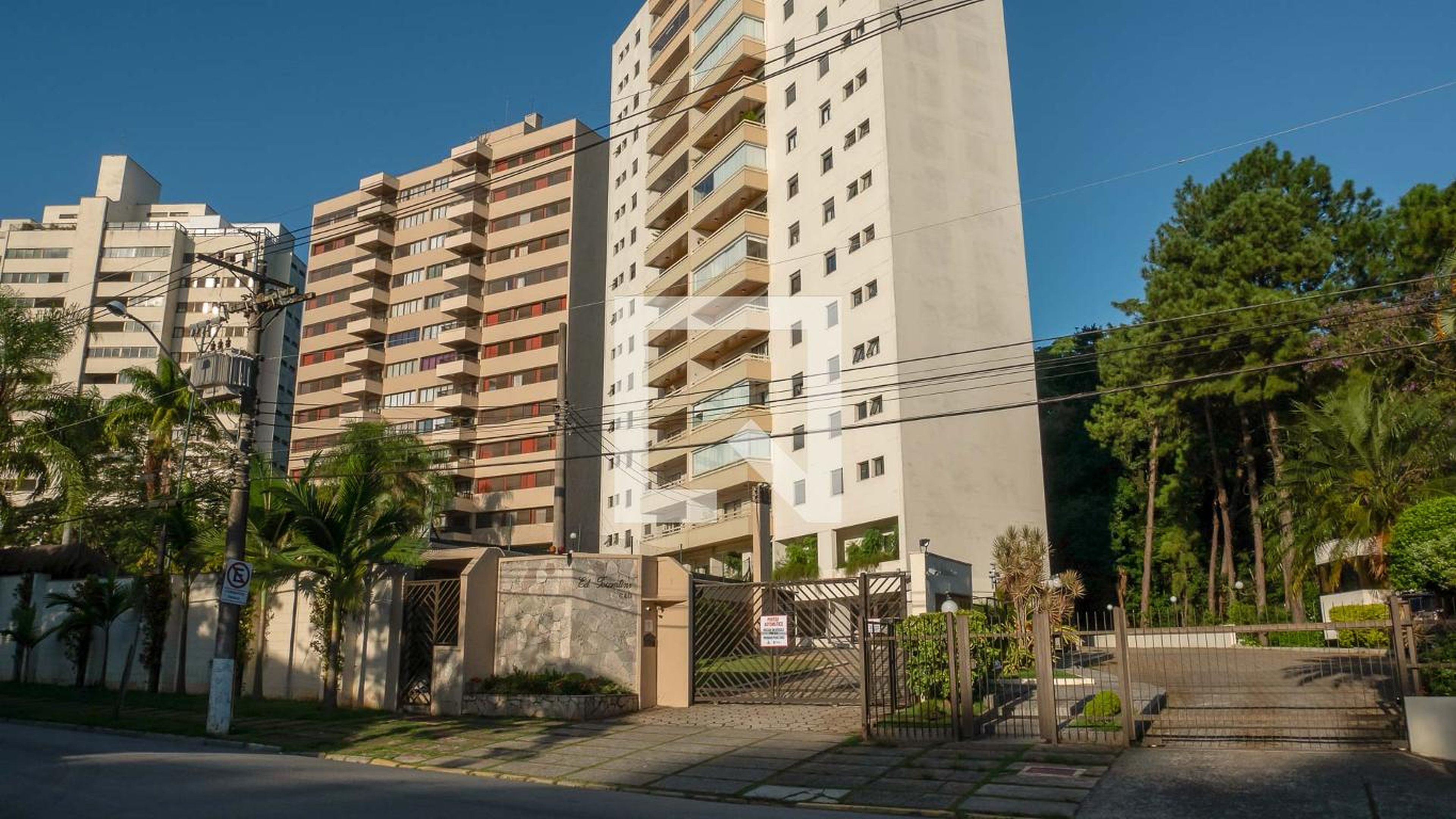 Fachada Condomínio em Rua Lúcia B. Passarin, 600