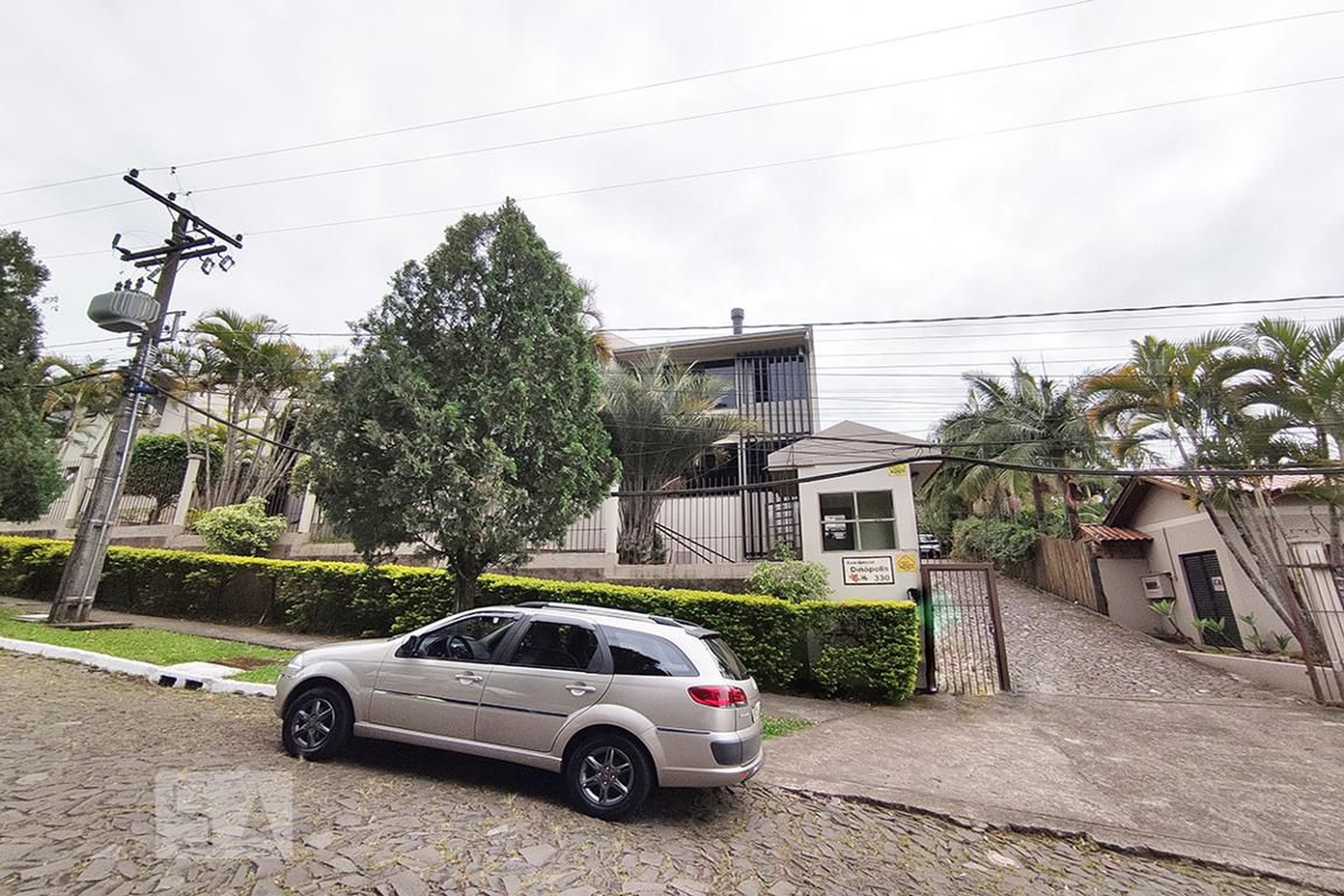 Fachada do Condomínio Edifício Residencial Dinapolis