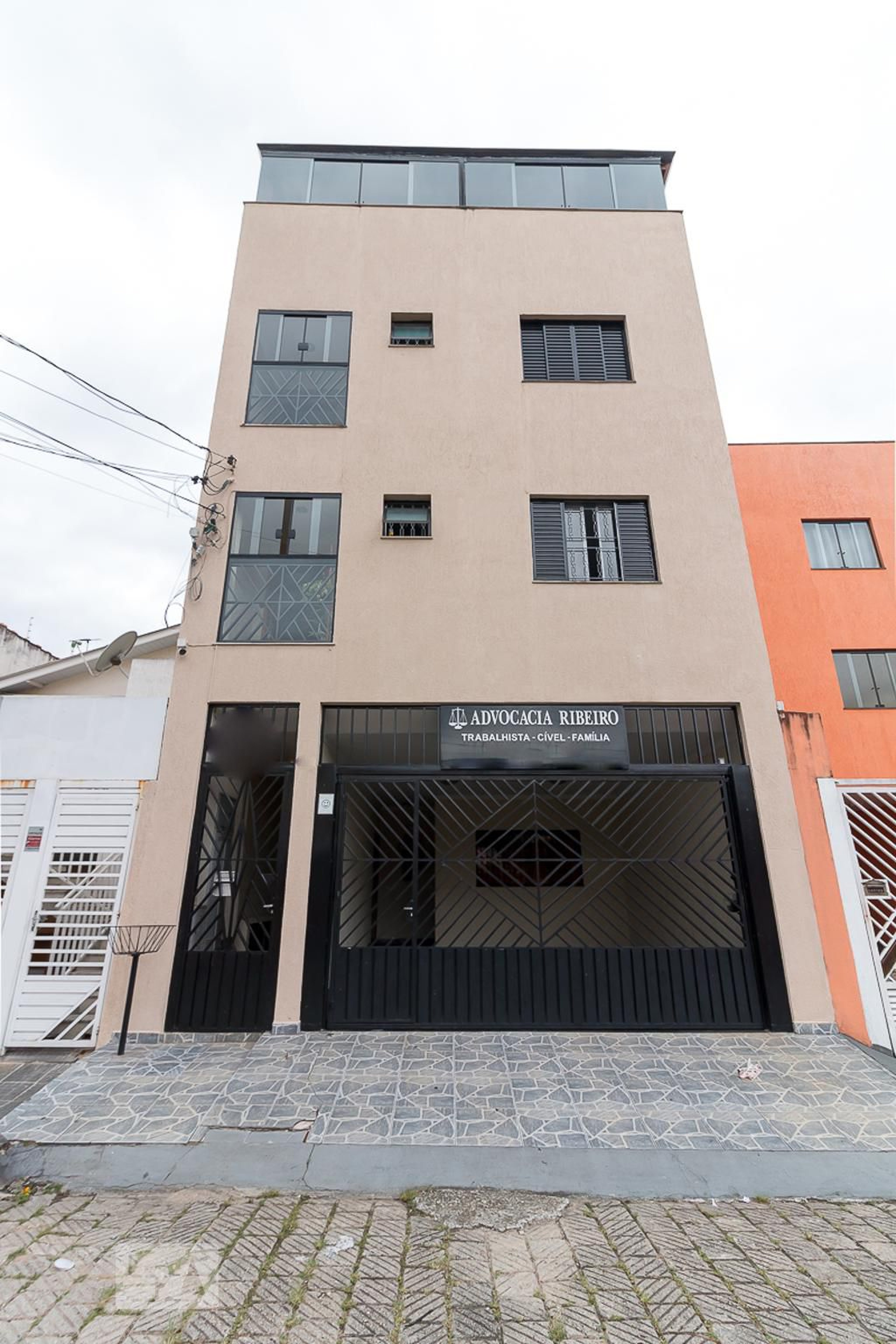 Fachada do prédio Condomínio em Rua Arturo Fogoso Nieves, 96