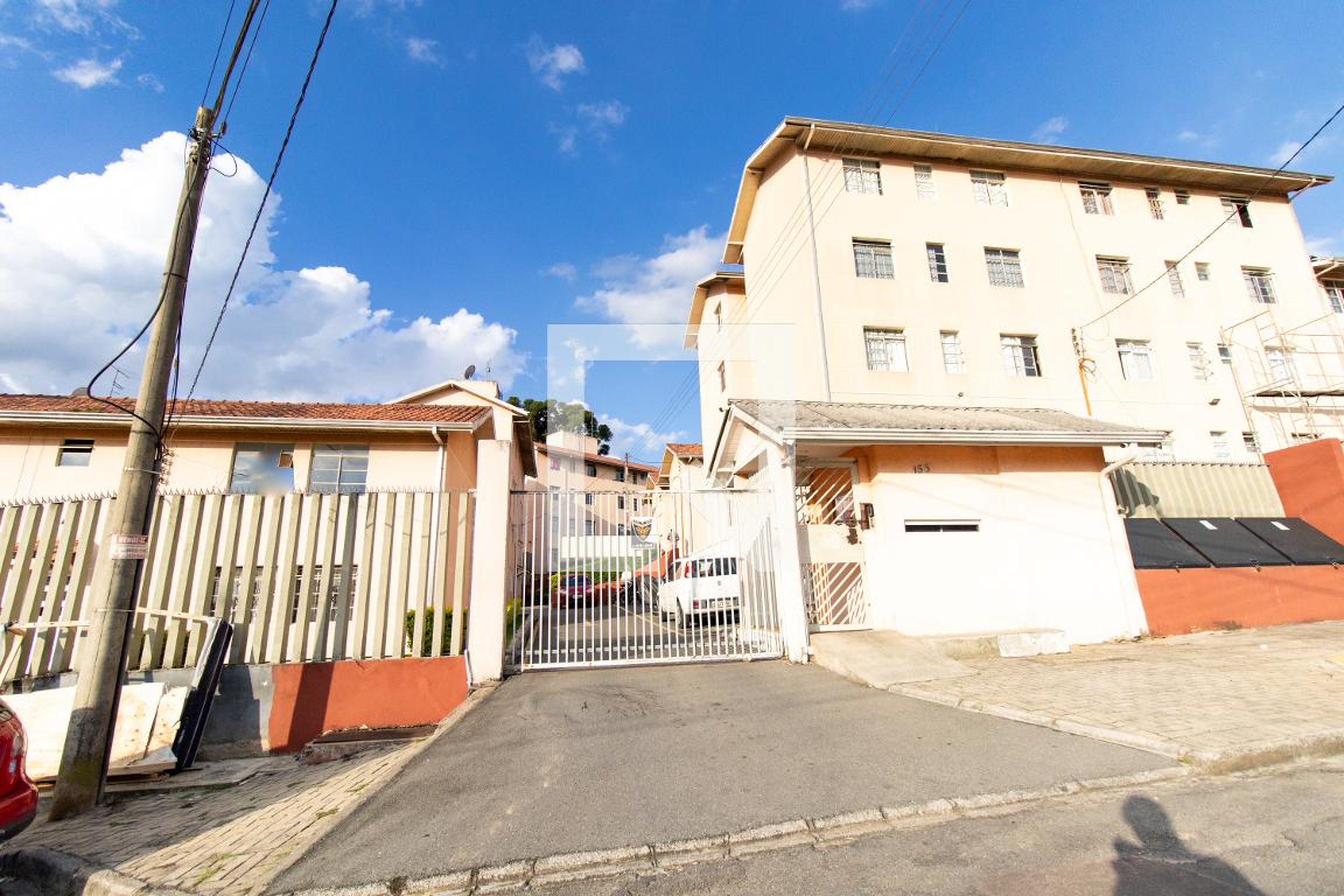 Fachada do Condomínio Condomínio em Rua Herval D'Oeste, 121