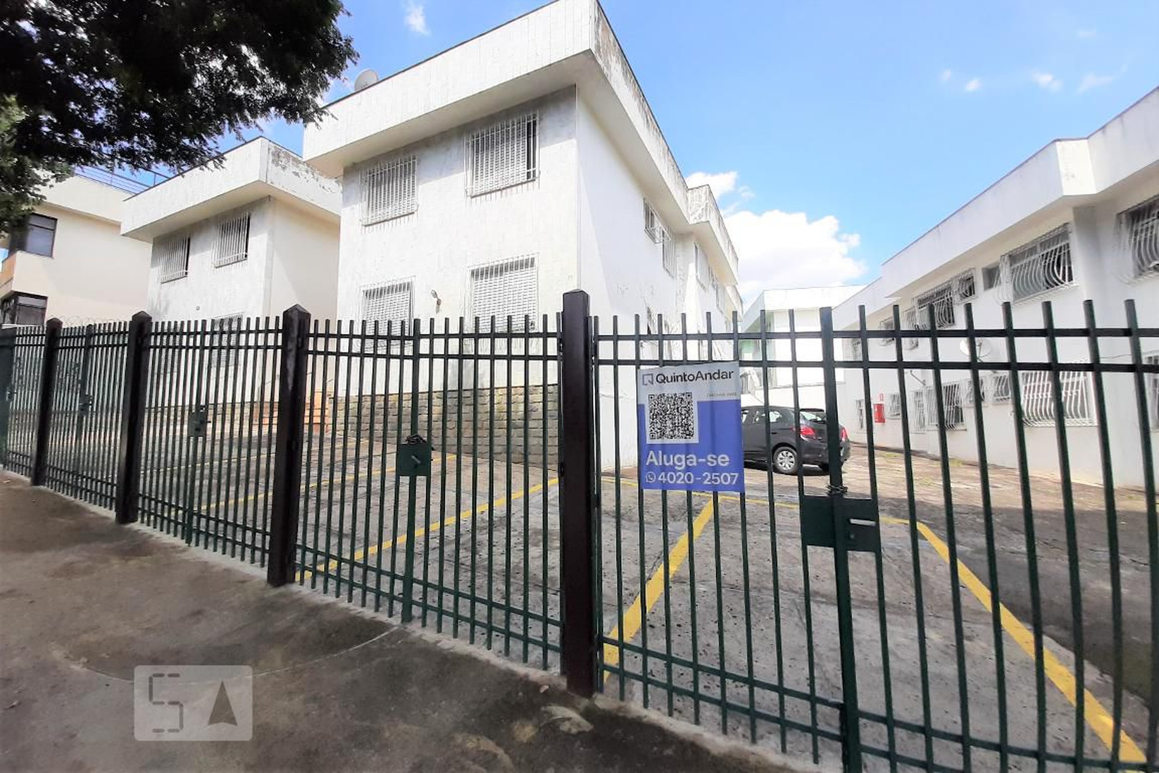 Fachada do Condomínio Condomínio em Rua das Canárias, 147